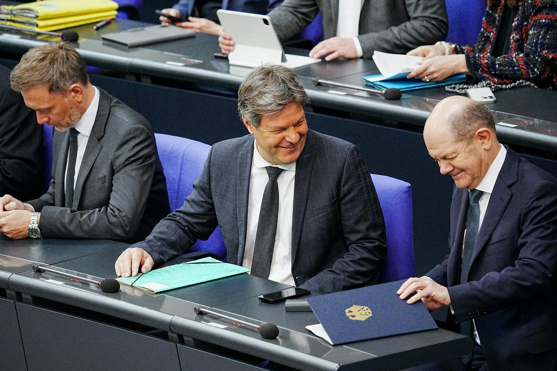 Wirtschaftsminister Robert Habeck neben Bundeskanzler Olaf Scholz bei einer Befragung der Bundesregierung im Bundestag, den 29. März 2023