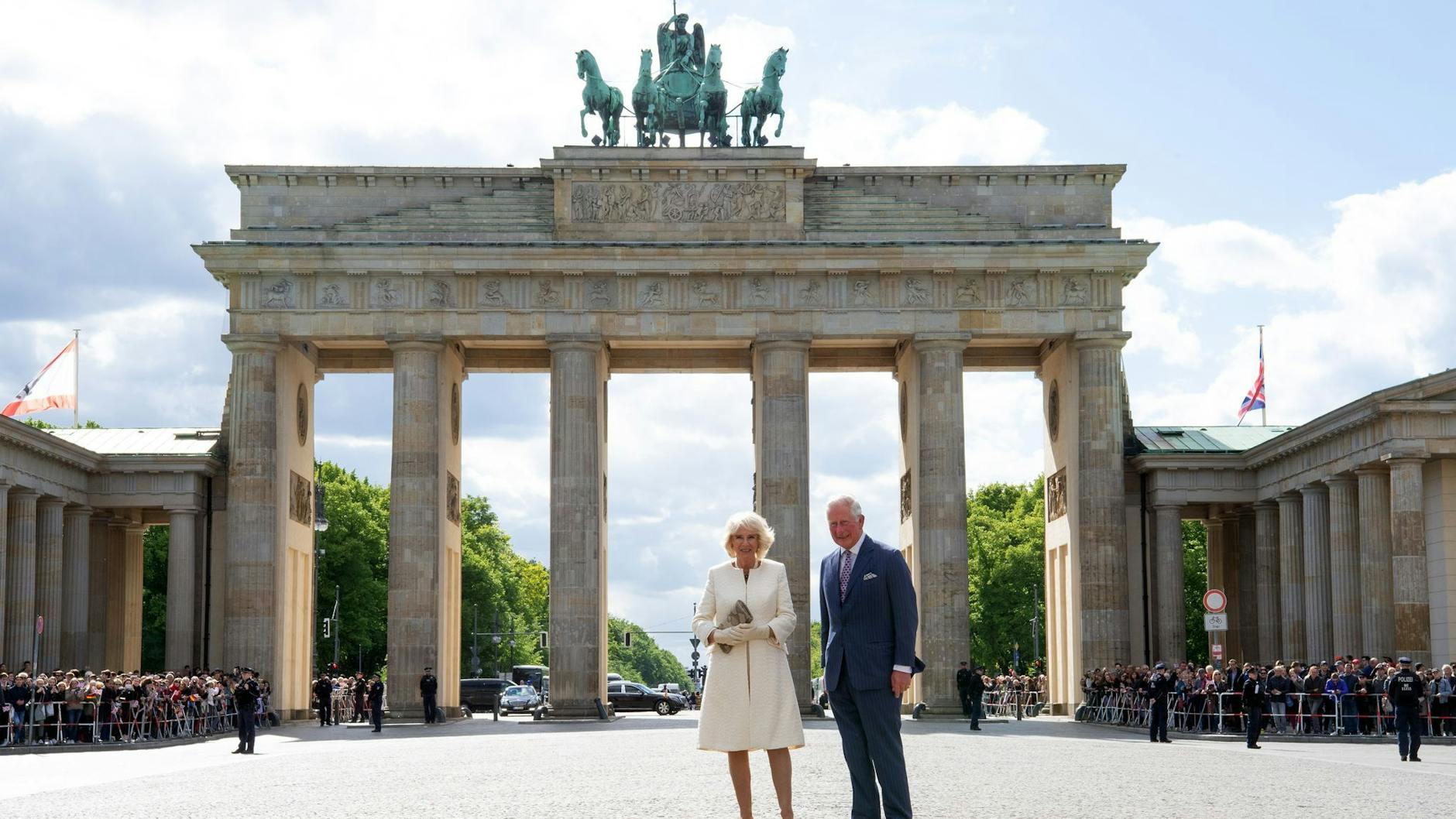 Schon bei einem Besuch 2019 standen der damalige Prinz Charles von Großbritannien und Ehefrau Camilla vor dem Brandenburger Tor. 