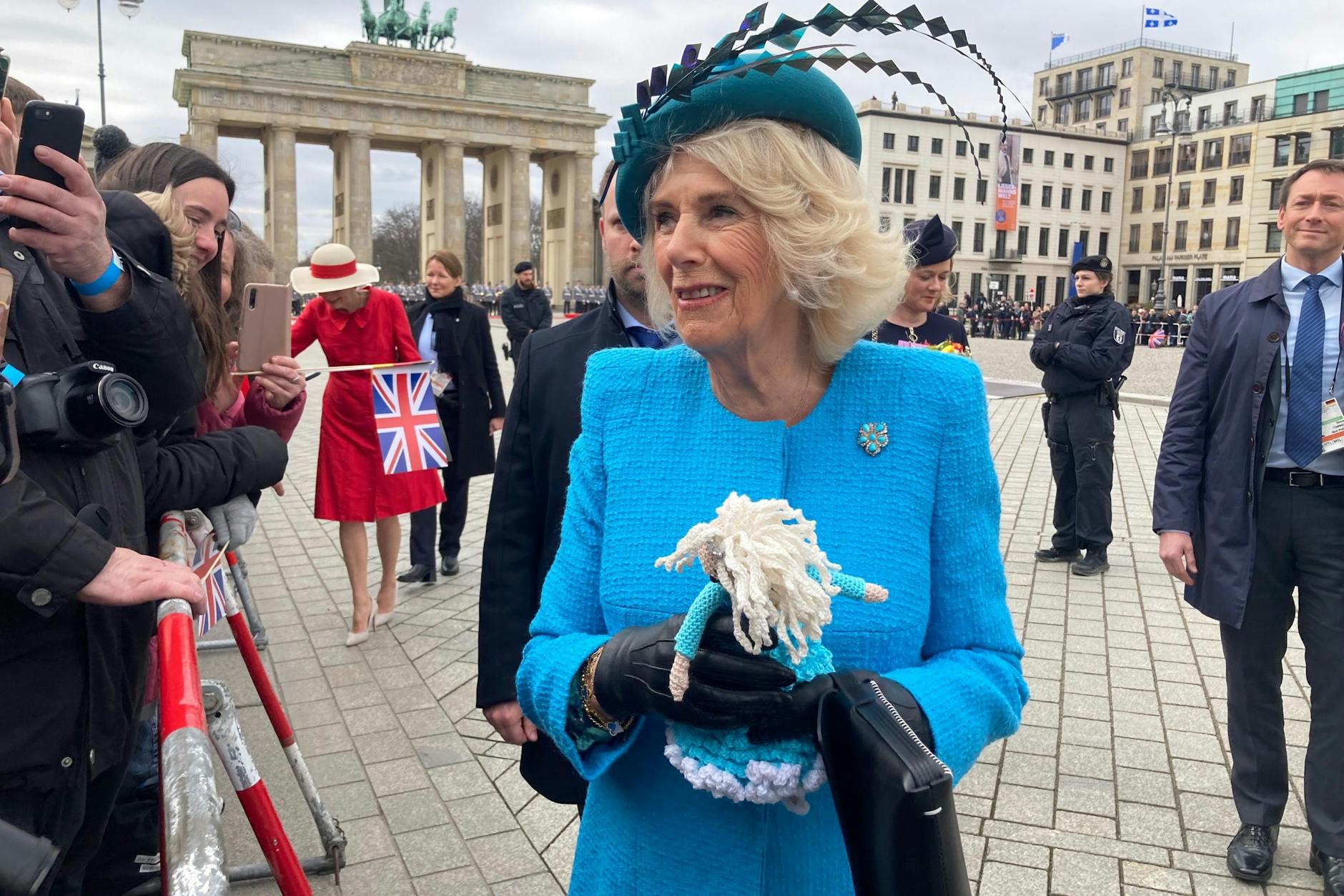 Tragen beide blau: Camilla und ein Häkelpüppchen, das sie am Brandenburger Tor geschenkt bekommen hat.