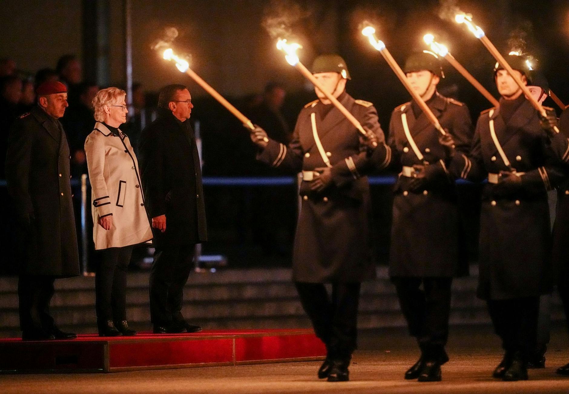Christine Lambrecht wird mit einem Großen Zapfenstreich verabschiedet. Neben ihr: Generalinspekteur Carsten Breuer (l) und ihr Nachfolger im Amt des Verteidigungsministers, Boris Pistorius.