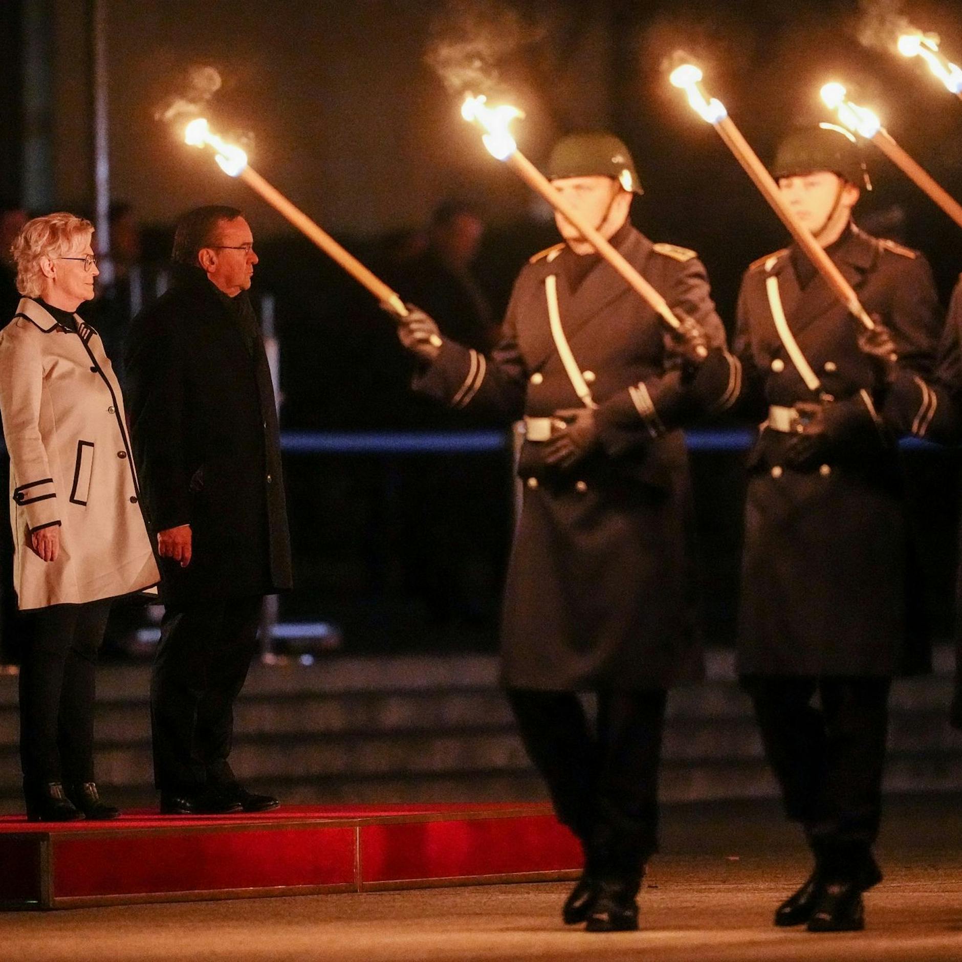 Image - „Niemals geht man so ganz“: Zapfenstreich für Lambrecht