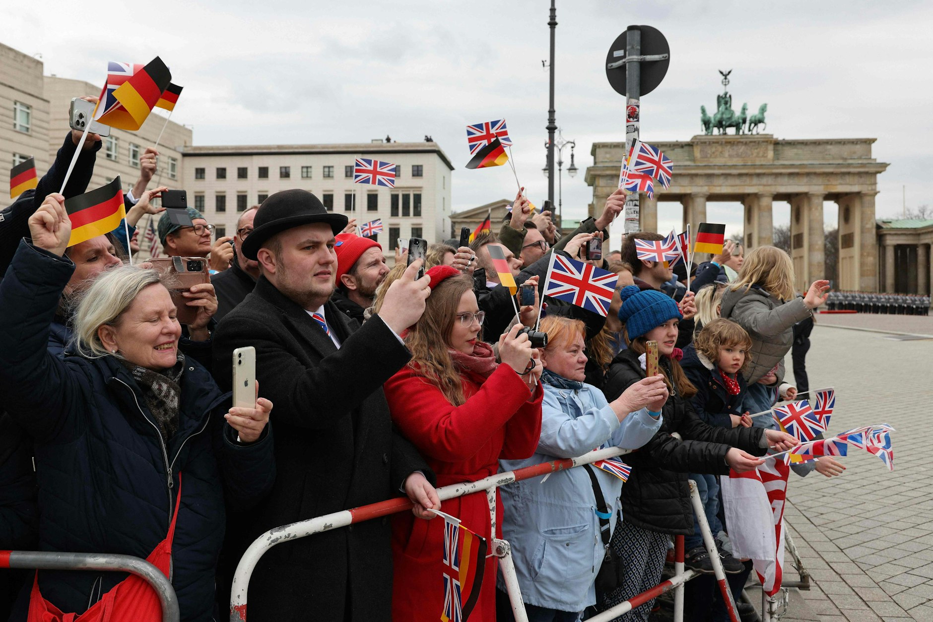 Viele der Schaulustigen waren schon am Morgen gekommen. Um es hierher zu schaffen, mussten sie ein blaues Zelt für die Sicherheitskontrolle passieren.
