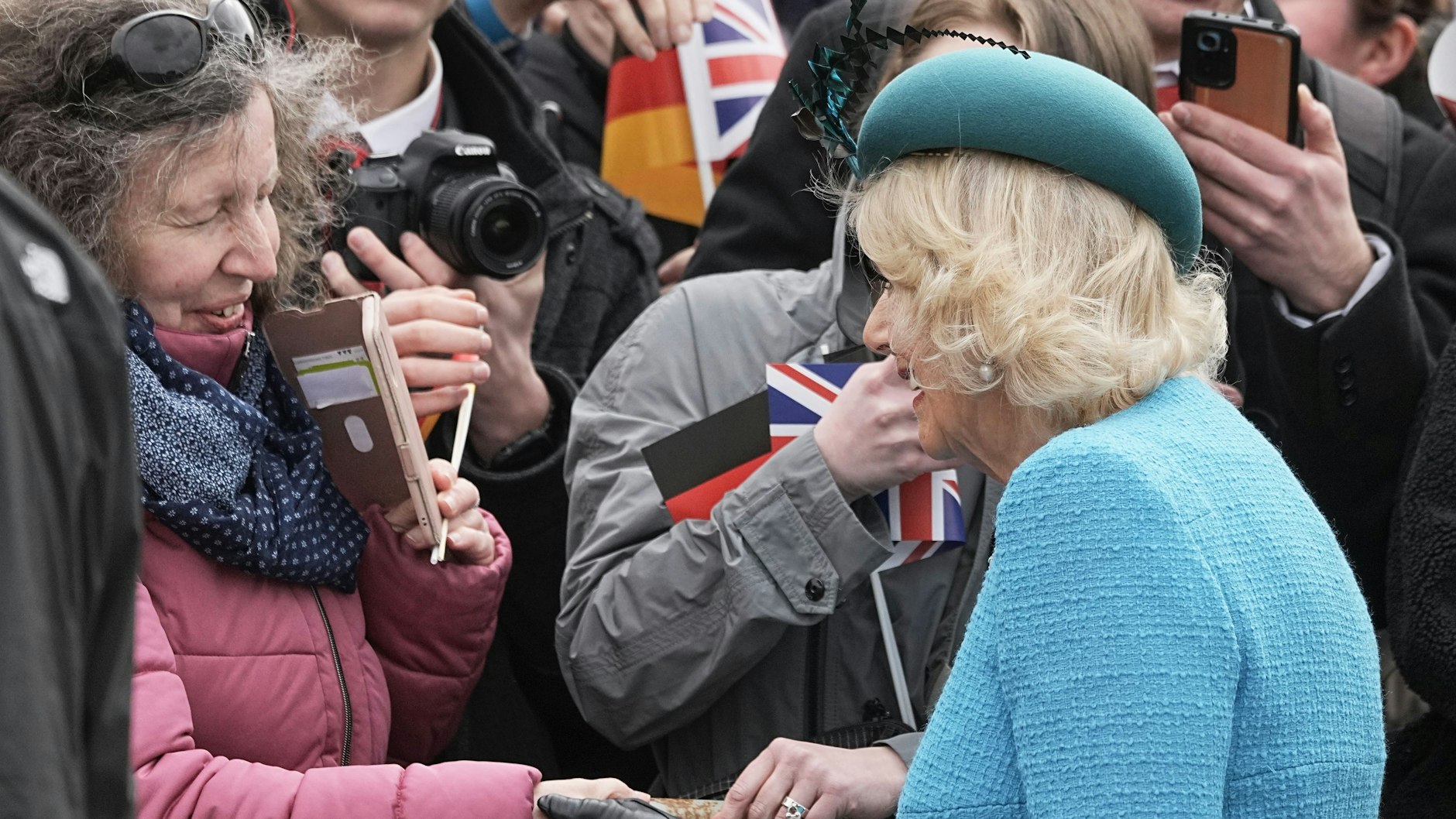 Königsgemahlin Camilla wird herzlich von den Berlinern begrüßt, sie gibt auch Autogramme.&nbsp;
