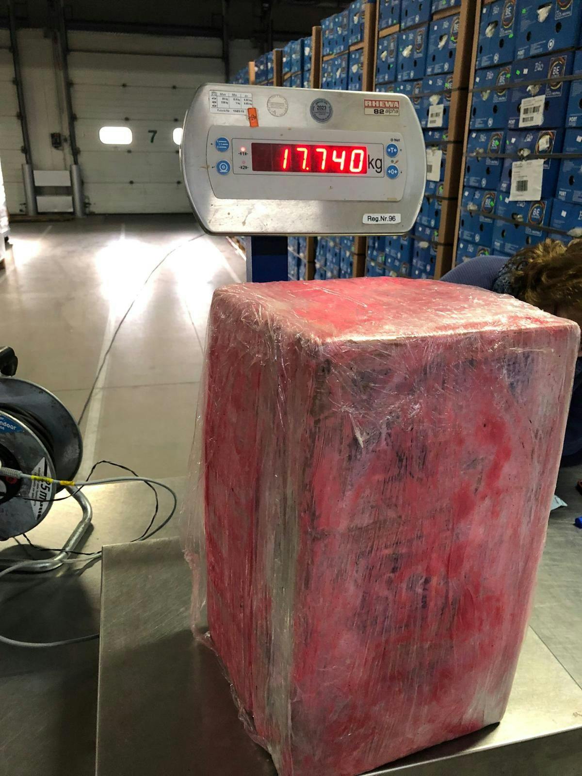 Eines der Pakete bringt über 17,7 Kilo auf die Waage. Im Hintergrund stehen die beschlagnahmten Bananenkisten.