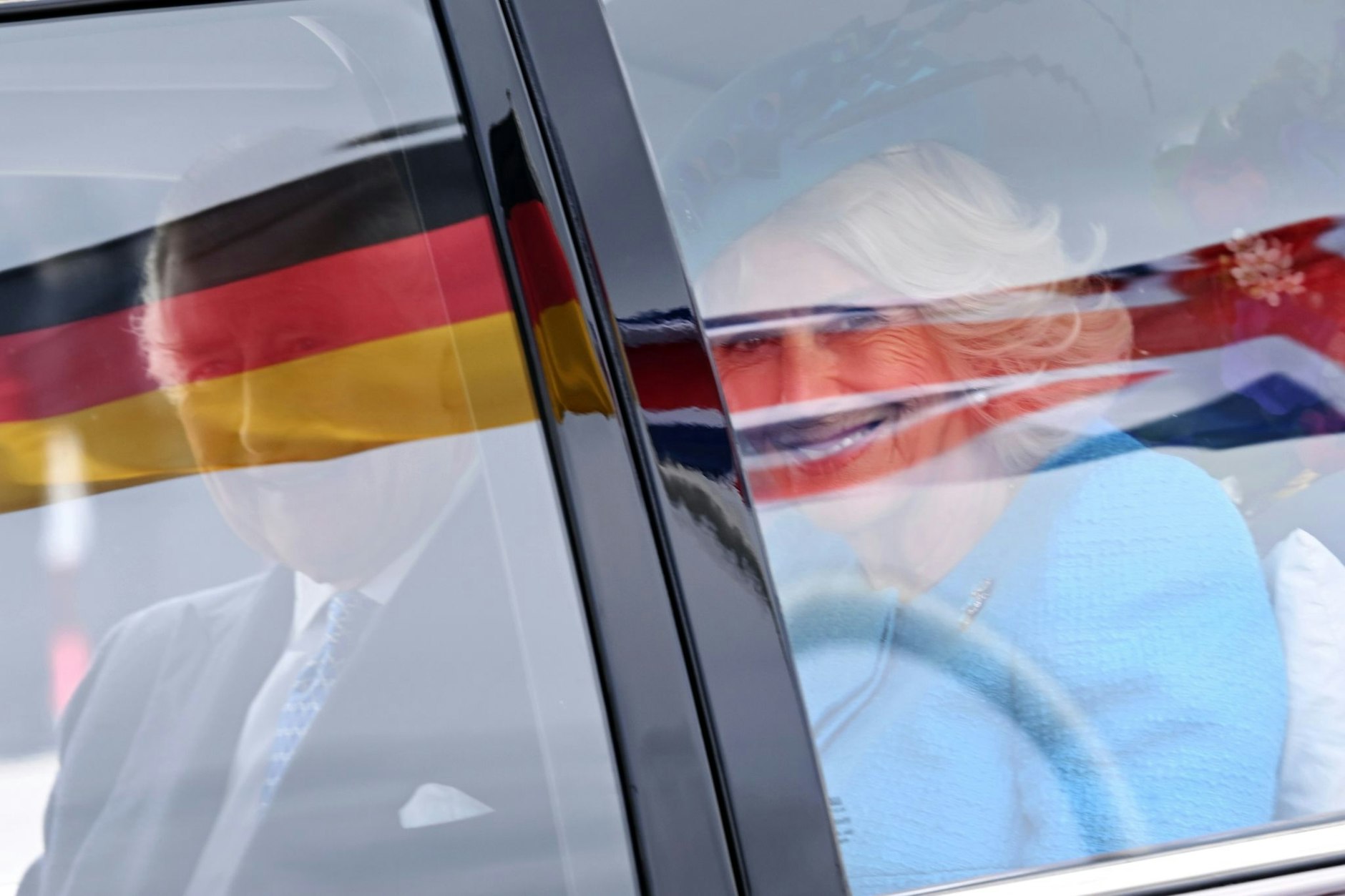 Freuen sich auf Berlin: König Charles III. und Königin Camilla nach ihrer Ankunft am Flughafen BER.