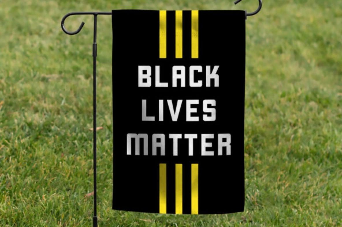 Erinnert tatsächlich an Adidas: Diese „Official 3 Stripe Streak Garden Flag“ kostet im Onlineshop von blacklivesmatter.com 25 Dollar.