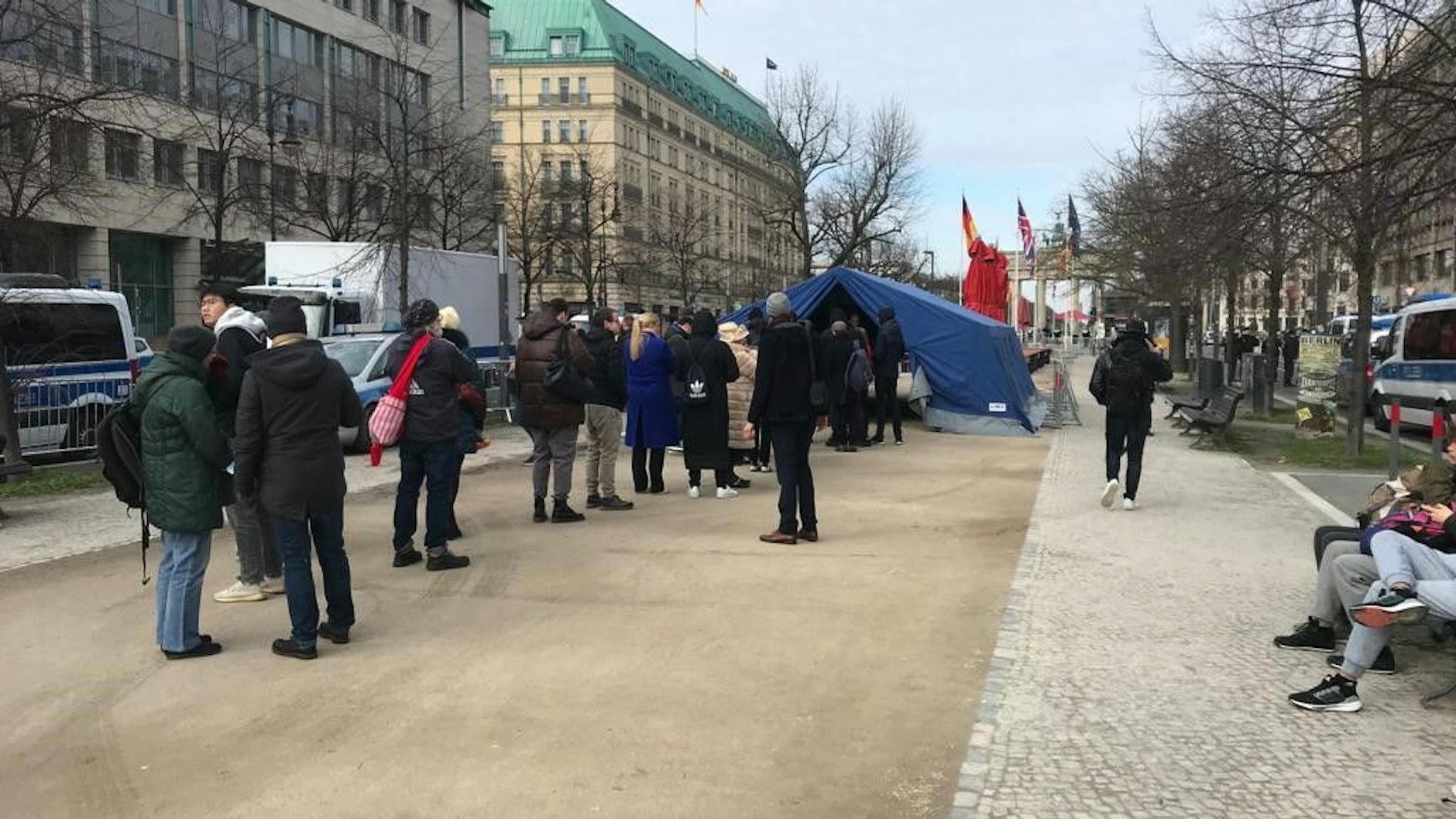 Die ersten Gäste warten schon. Erst kurz nach 15 Uhr werden Charles und Camilla am Brandenburger Tor zu sehen sein.&nbsp;