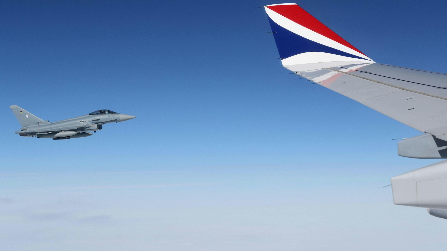 Zwei Eurofighter Typhoon eskortieren die Royals.&nbsp;