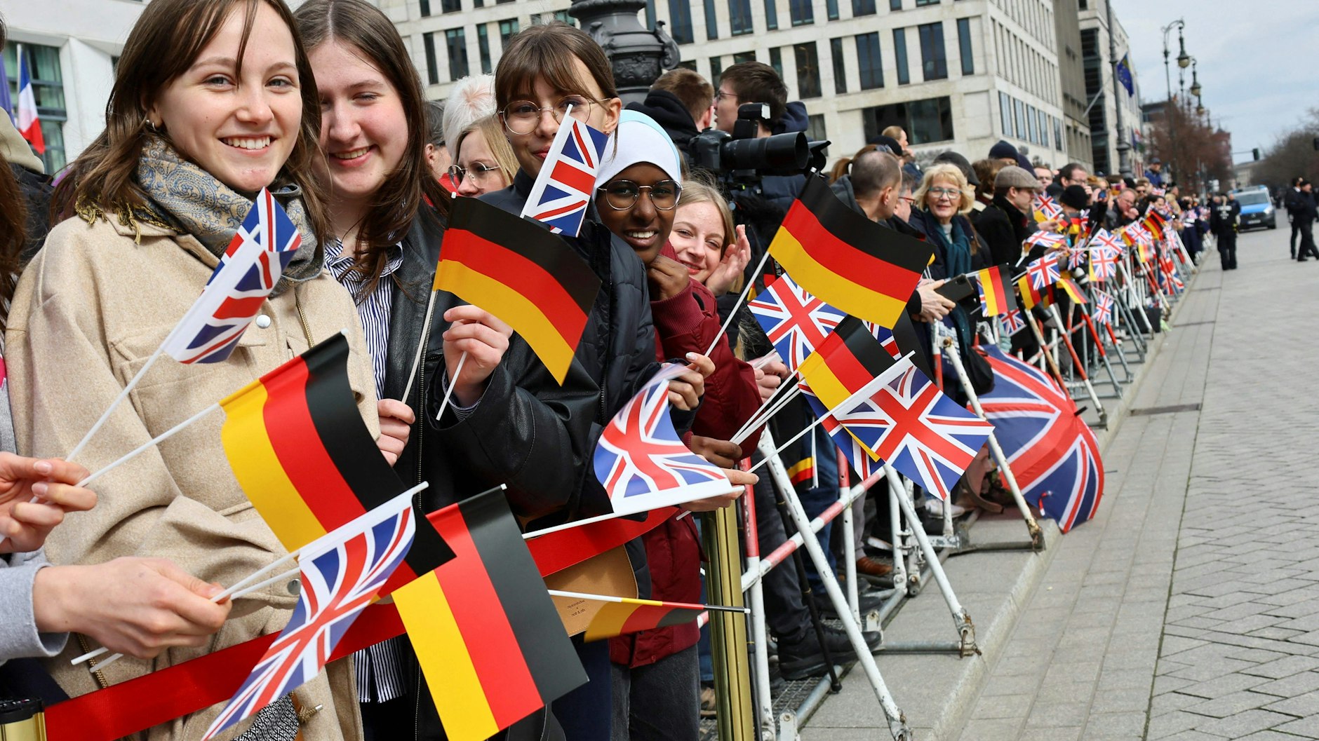 Am Brandenburger Tor warten die Menschen auf die Ankunft des Britischen Königs.&nbsp;