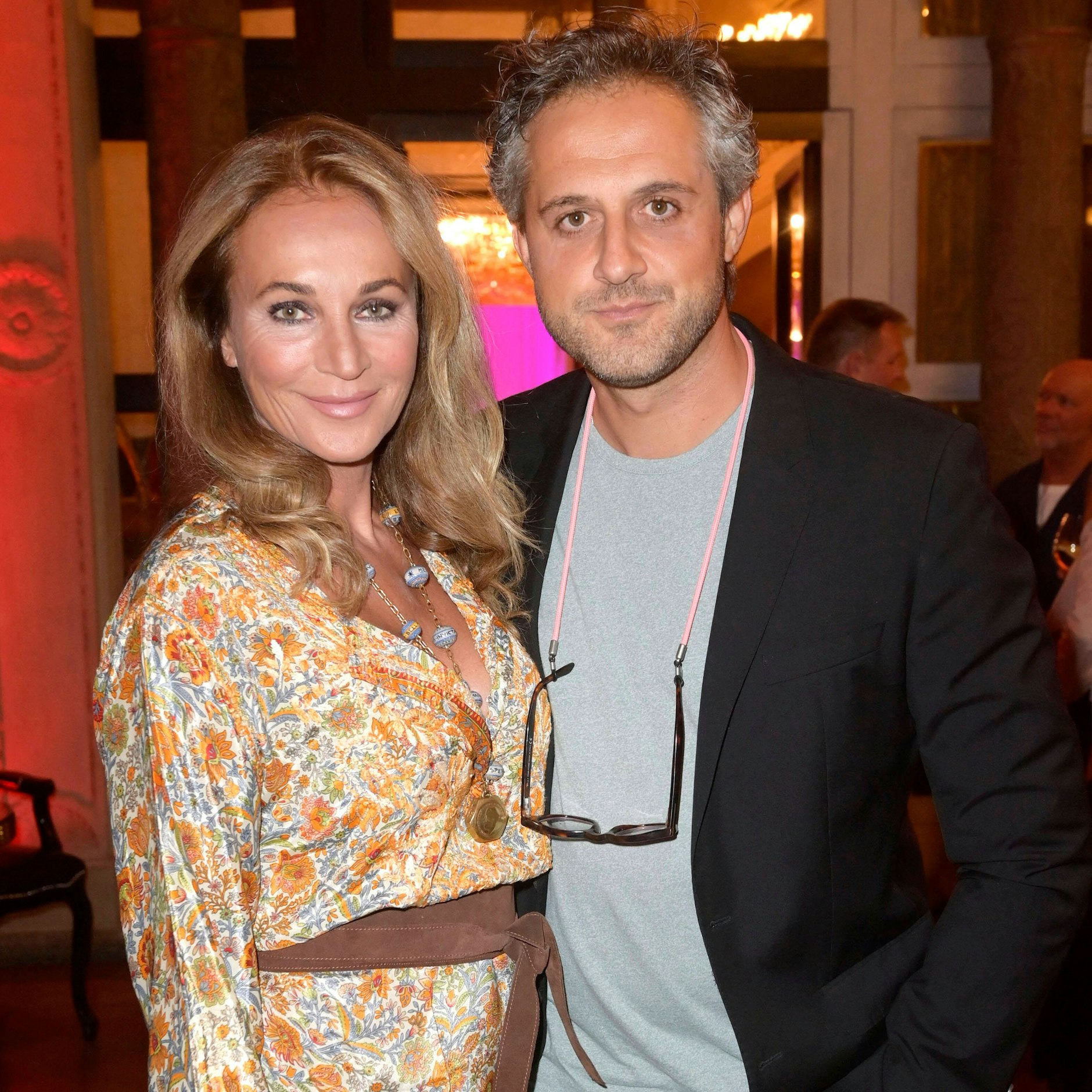 Caroline Beil hat ihren Mann Philipp Sattler mit dem Oben-ohne-Bild ganz schön überrascht.