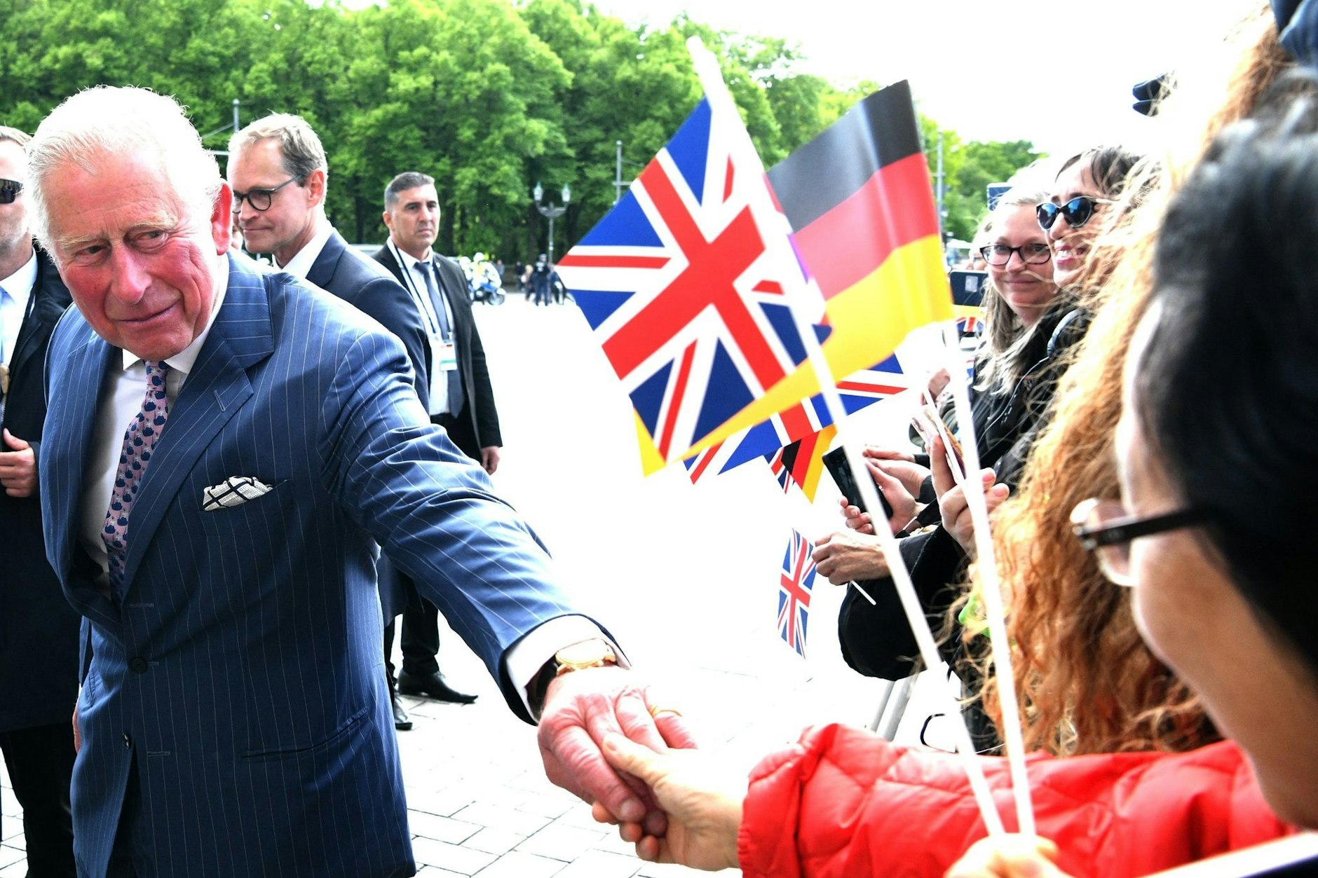 Charles bei einem seiner vergangenen Besuche in Berlin als er mit Zuschauern vor dem Brandenburger Tor sprach.&nbsp;