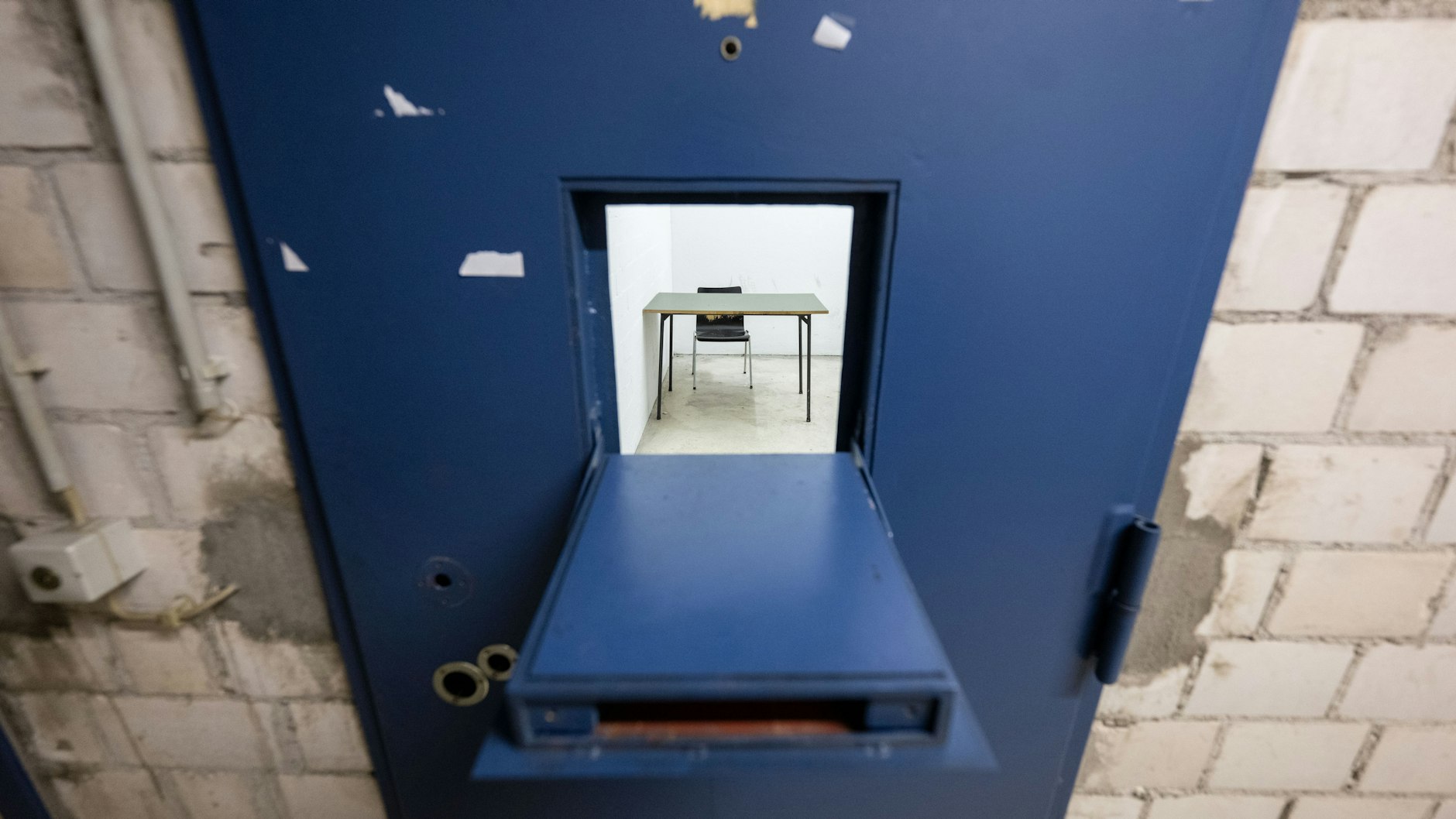 Als wäre die Zeit stehen geblieben: Eine der kärglichen Wartezellen in der Justizvollzugsanstalt Stuttgart-Stammheim.