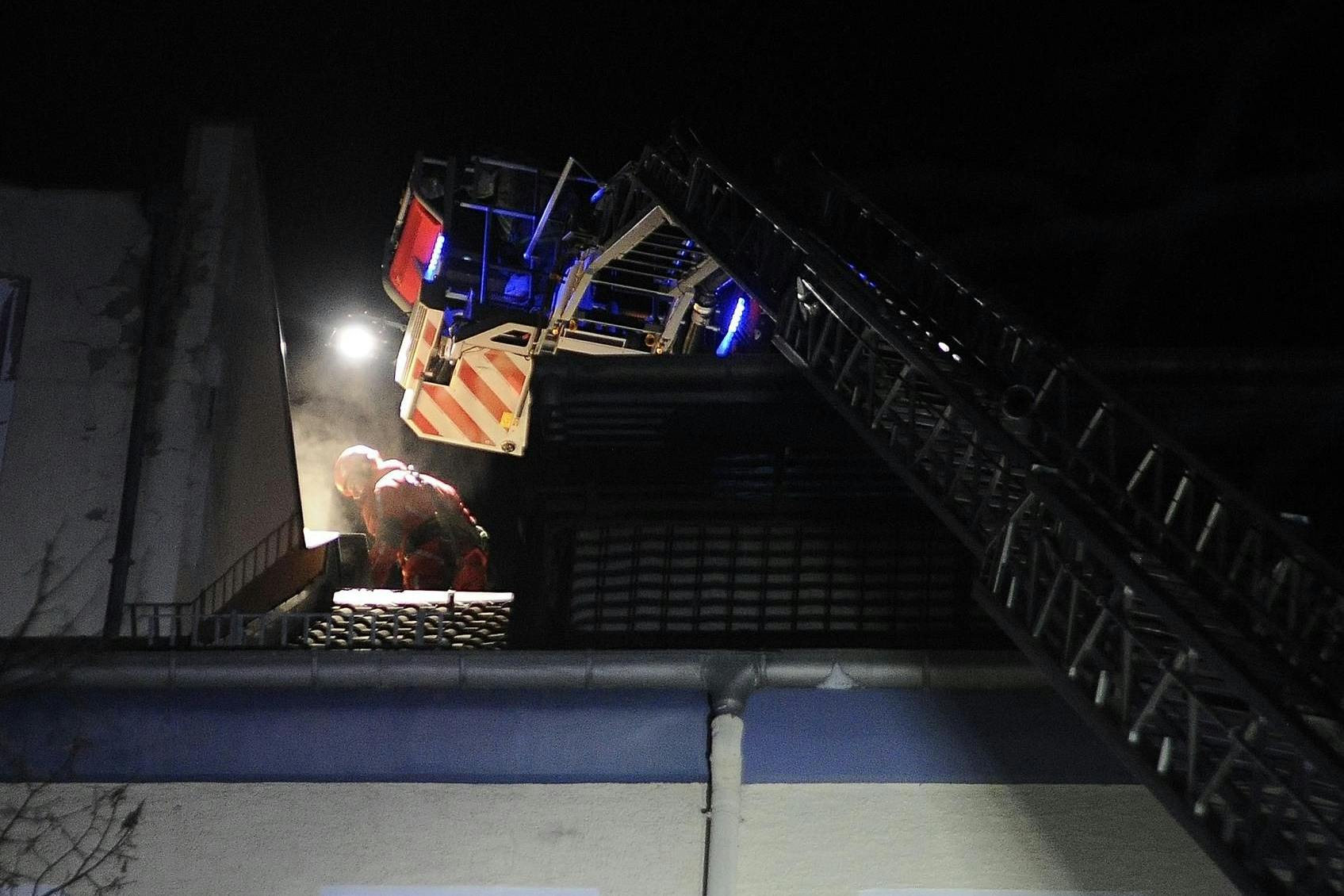 Mit der Drehleiter ist ein Höhenretter der Feuerwehr aufs Dach gelangt.