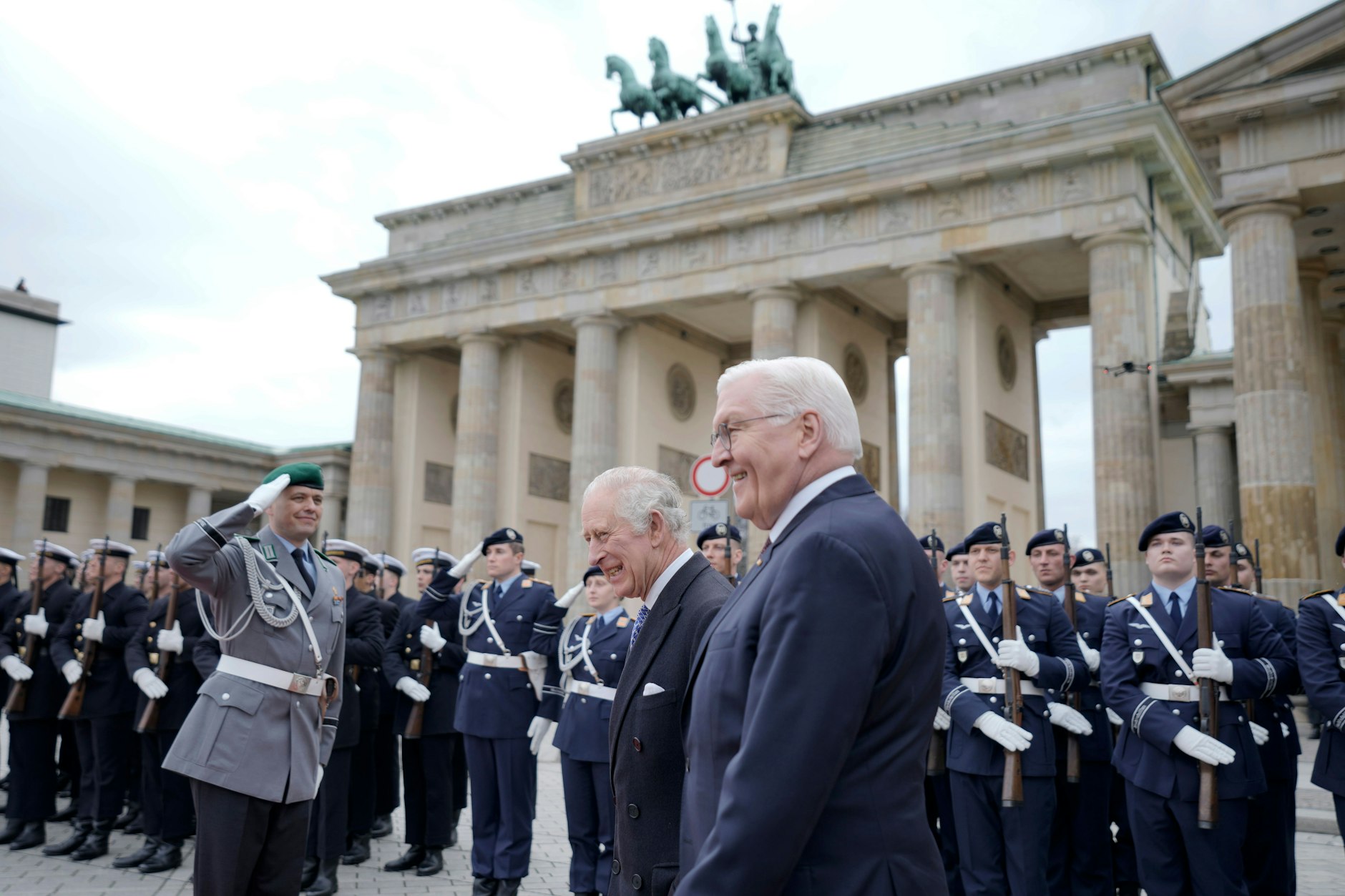 König Charles III. schreitet zusammen mit Bundespräsident Frank-Walter Steinmeier eine Formation der Bundeswehr vor dem Brandenburger Tor in Berlin-Mitte ab.