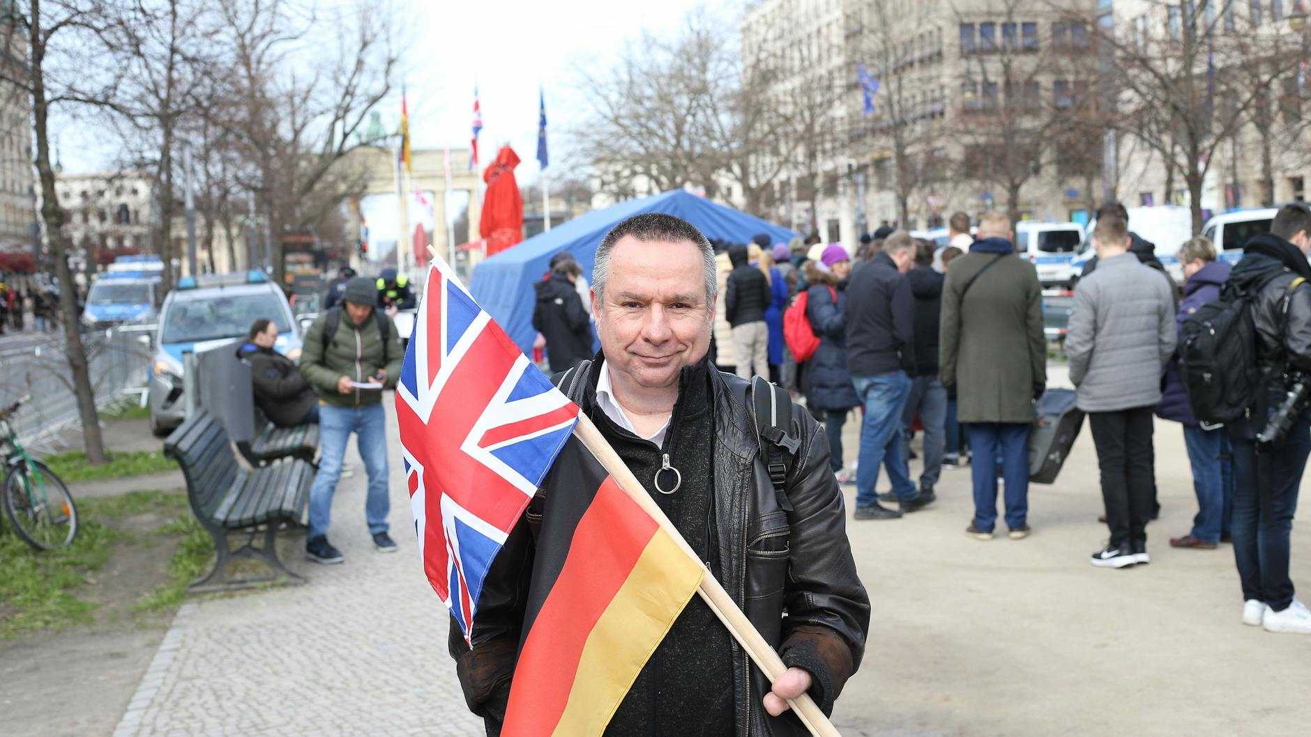 Christoph Mühlbach (59) ist aus Hamburg nach Berlin gereist, um Charles und Camilla zu sehen. „Ich bin ein Fan der britischen Royals, dem ganzen Glanz und Gloria. Schade, in Deutschland gibt es so etwas nicht mehr.“