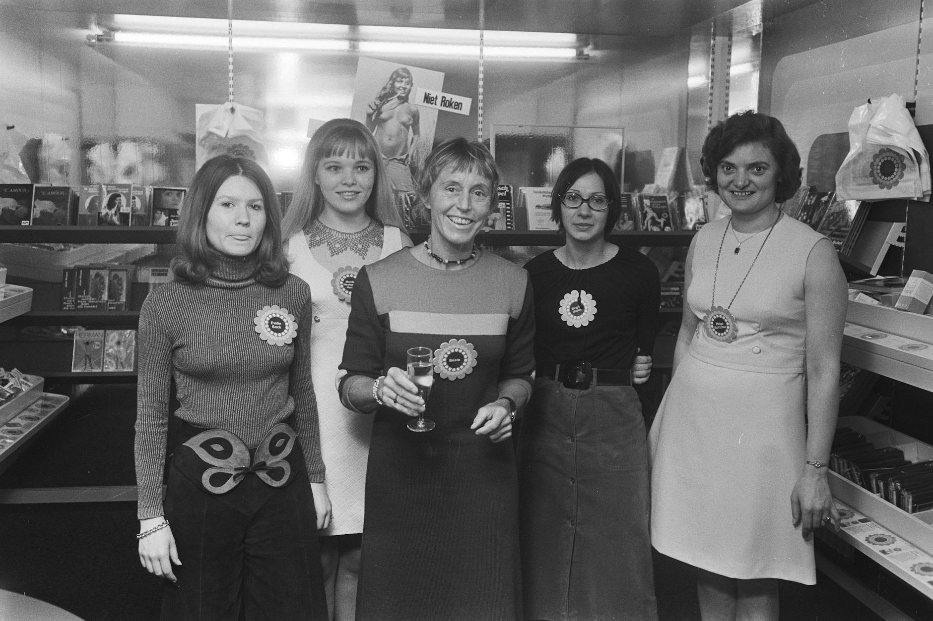 Ein rein weibliches Team: Uhse 1971 mit ihren Mitarbeiterinnen im Amsterdamer Sex-Geschäft