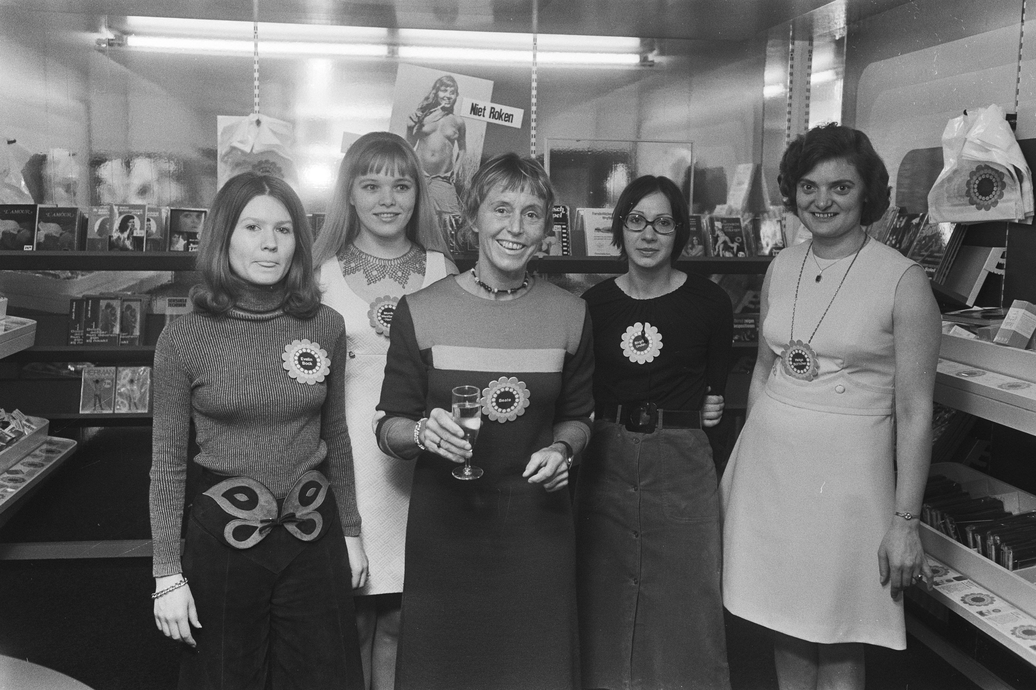 Ein rein weibliches Team: Uhse 1971 mit ihren Mitarbeiterinnen im Amsterdamer Sex-Geschäft