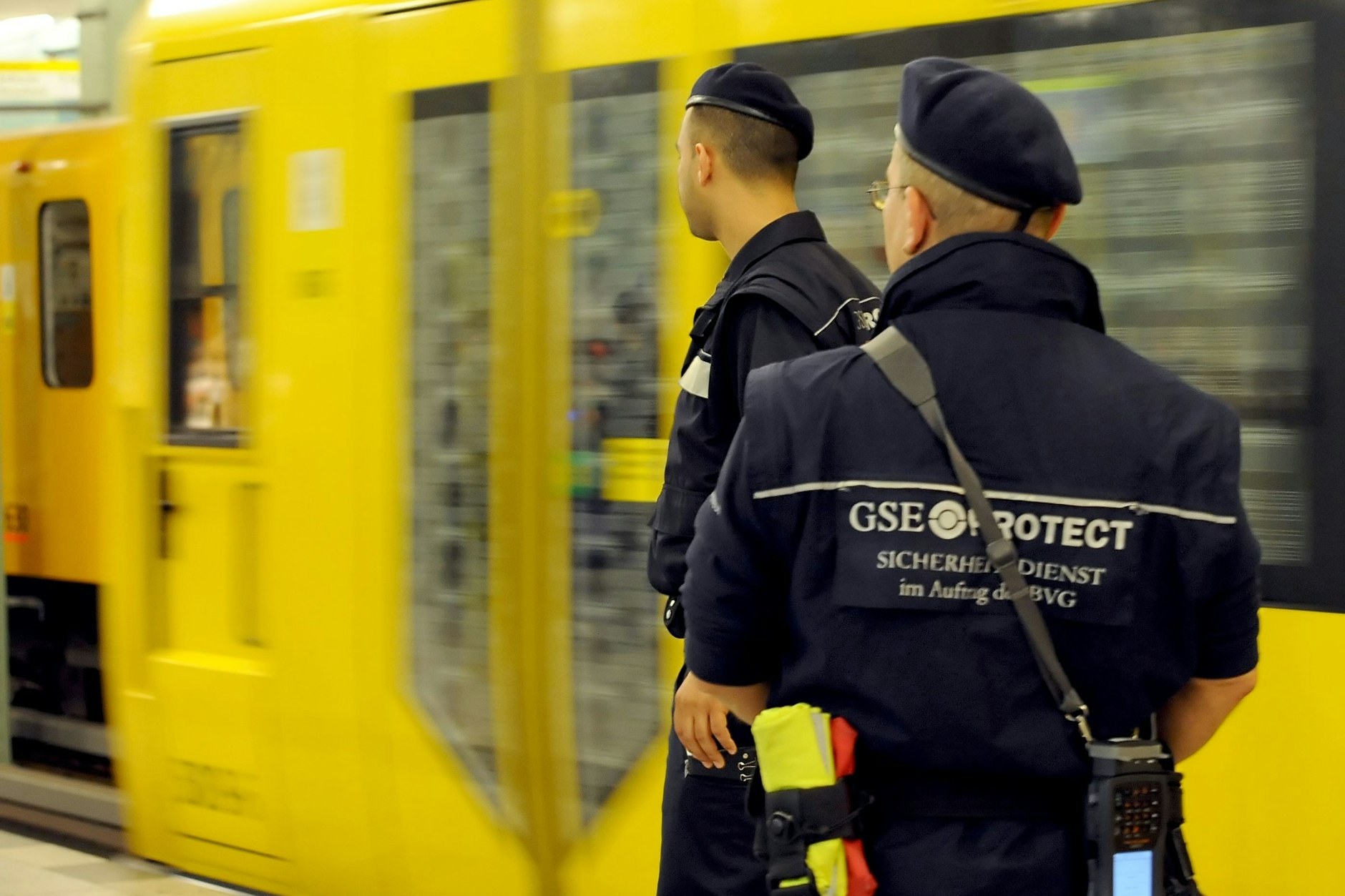 Kontrolleure im Auftrag der BVG. Das Unternehmen sieht sich mit schweren Vorwürfen konfrontiert.