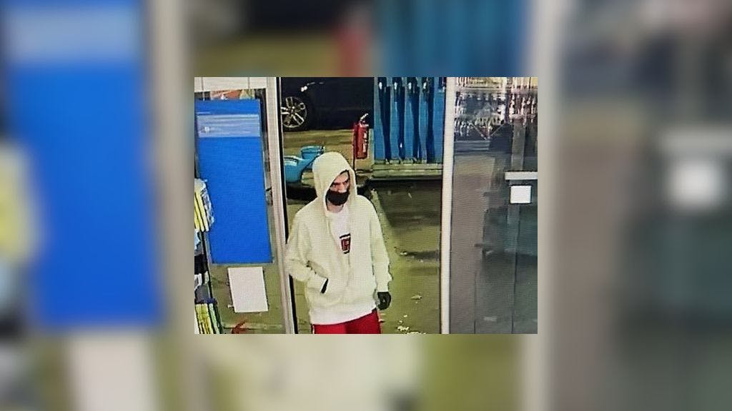 Die Polizei fragt: Wer kann Hinweise zu diesem Tankstellenräuber geben.