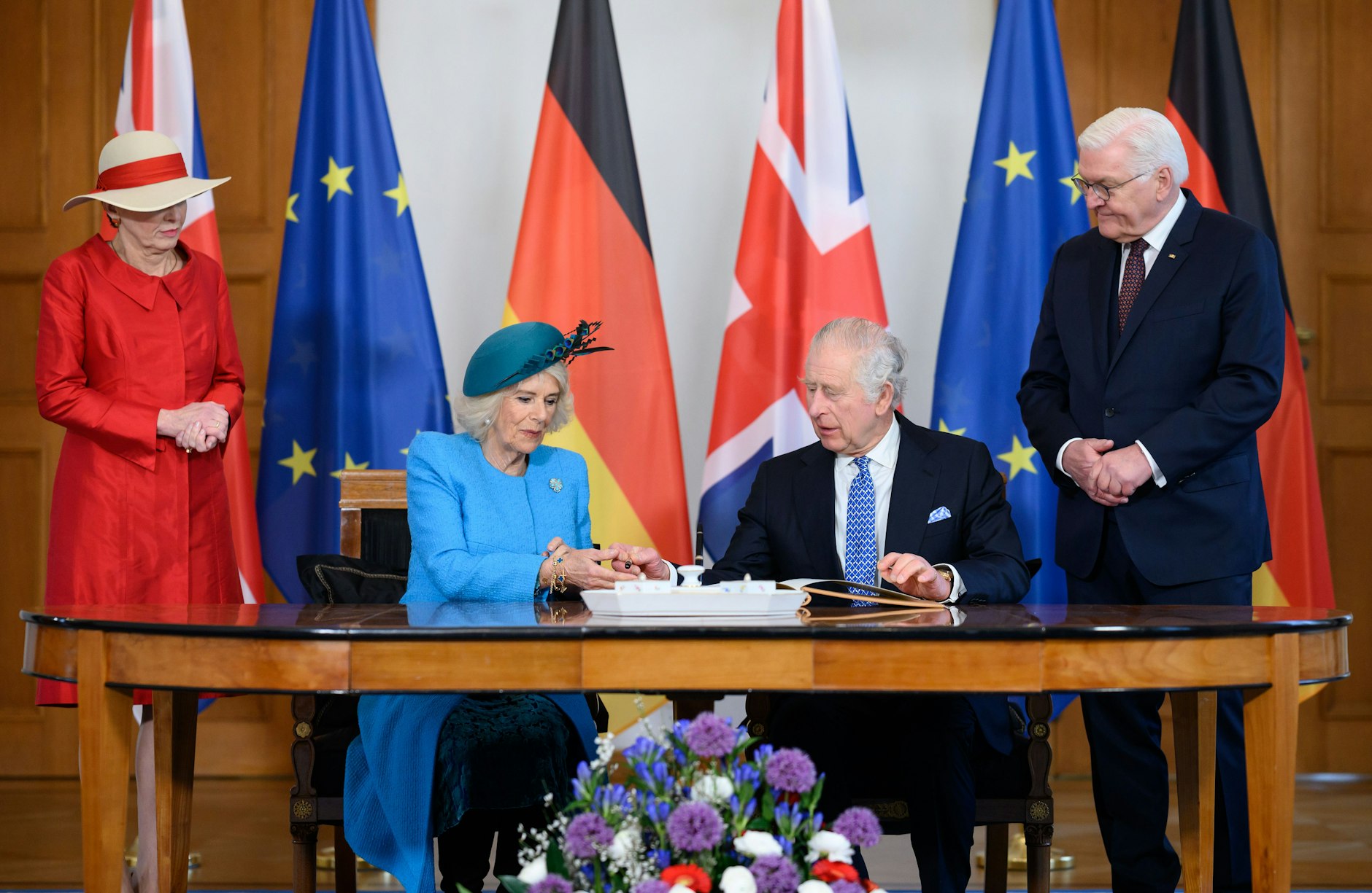 König Charles III. und Königin Camilla tragen sich in Anwesenheit des Bundespräsidenten und seiner Frau im Schloss Bellevue in das Gästebuch ein.