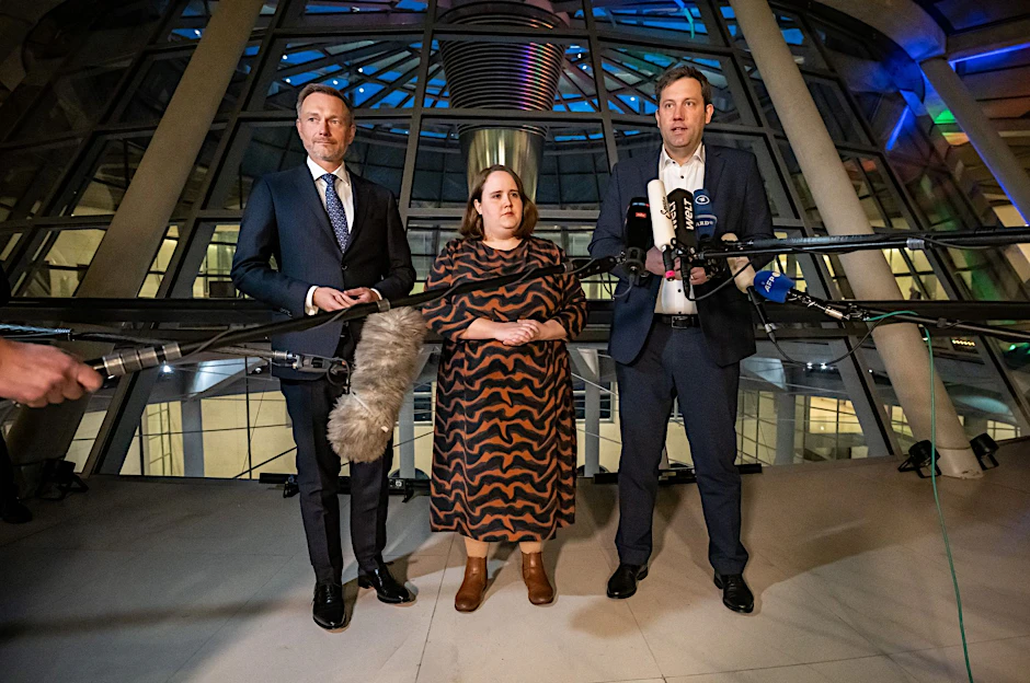Die Parteichefs der Koalitionsparteien, Lars Klingbeil (SPD, r-l), Ricarda Lang (Grüne) und Christian Lindner (FDP) sprechen im Bundestag nach dem Koalitionsausschuss.  