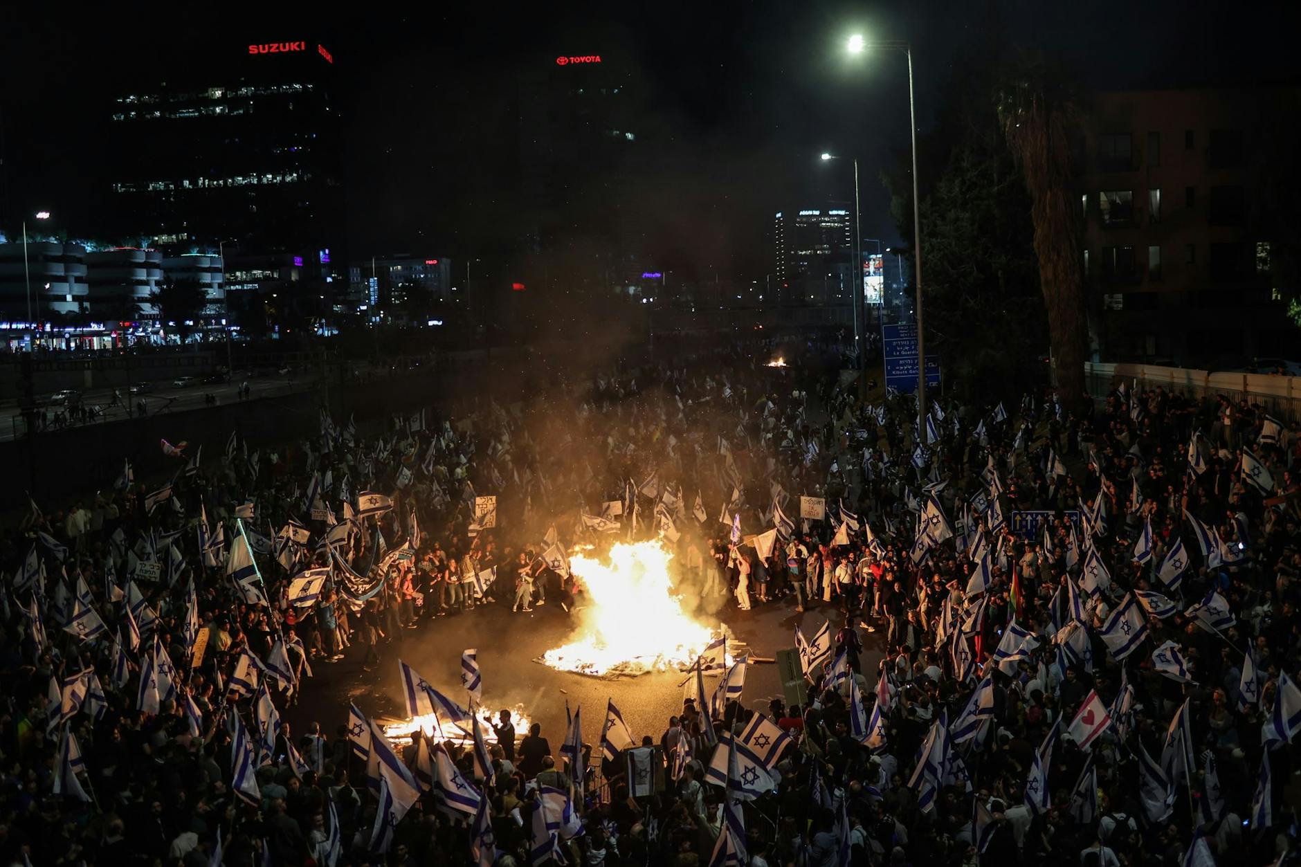 Israelis protestieren in Tel Aviv gegen die Entlassung des israelischen Verteidigungsministers Galant und die Pläne der Regierung, das Justizsystem zu reformieren. 