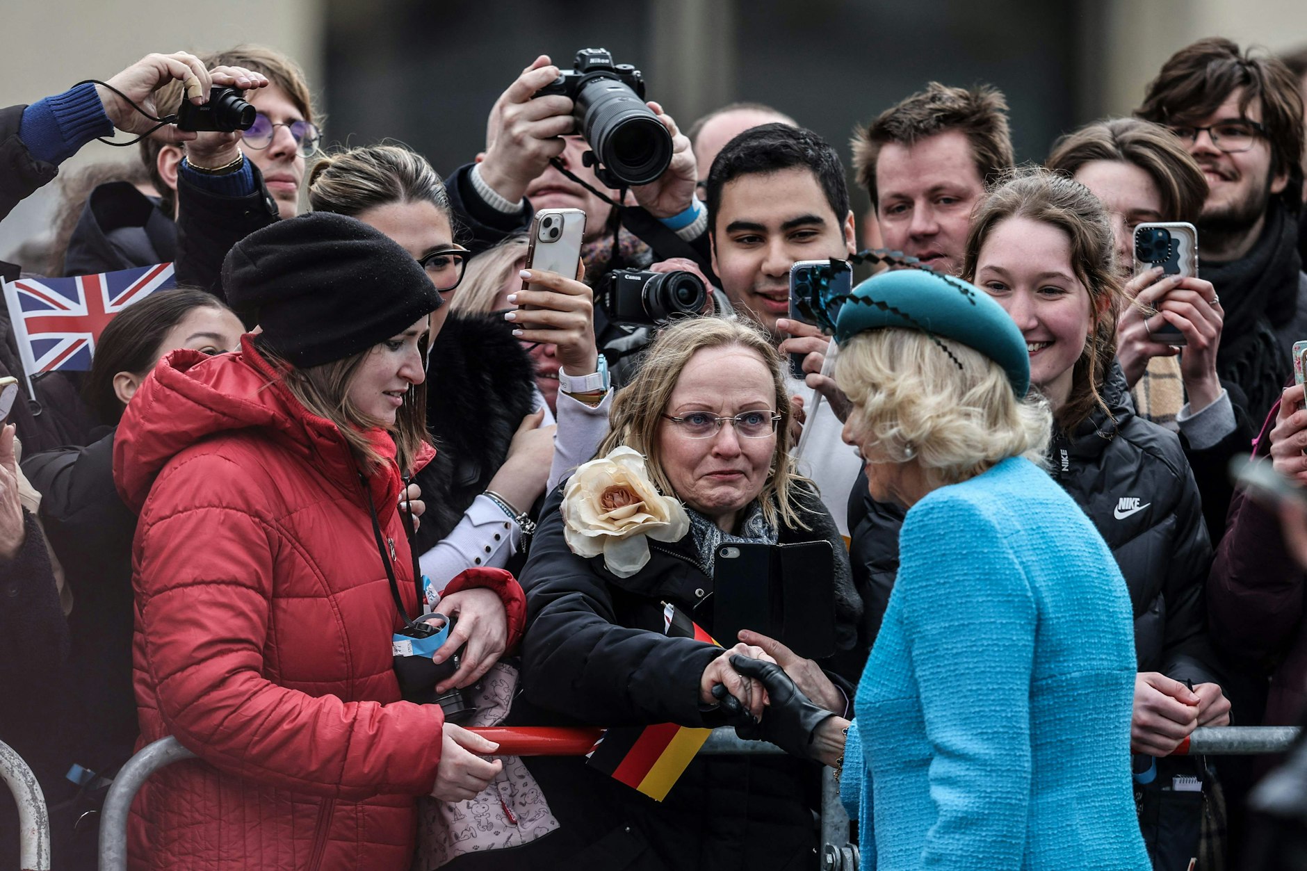 Der König und seine Gemahlin teilen sich auf, einer zur Linken und einer zur Rechten des Mittelganges.