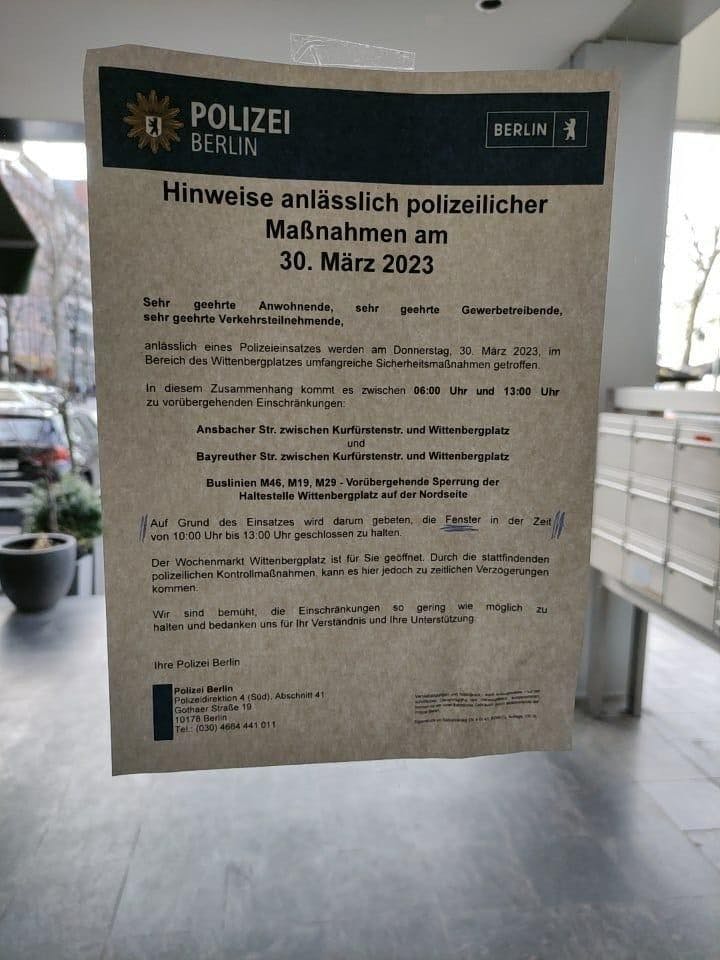 Ein Aushang der Polizei am Wittenbergplatz.