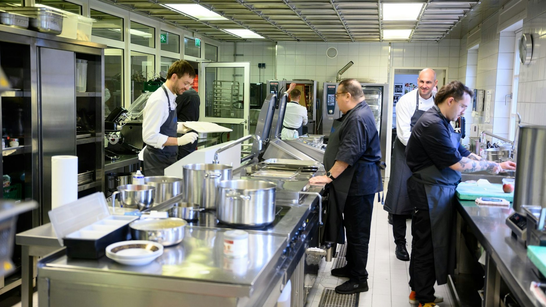 Das Küchenteam im Schloss Bellevue bereitet das Abendessen für das Staatsbankett zu Ehren von König Charles III. und seine Frau Camilla vor.&nbsp;