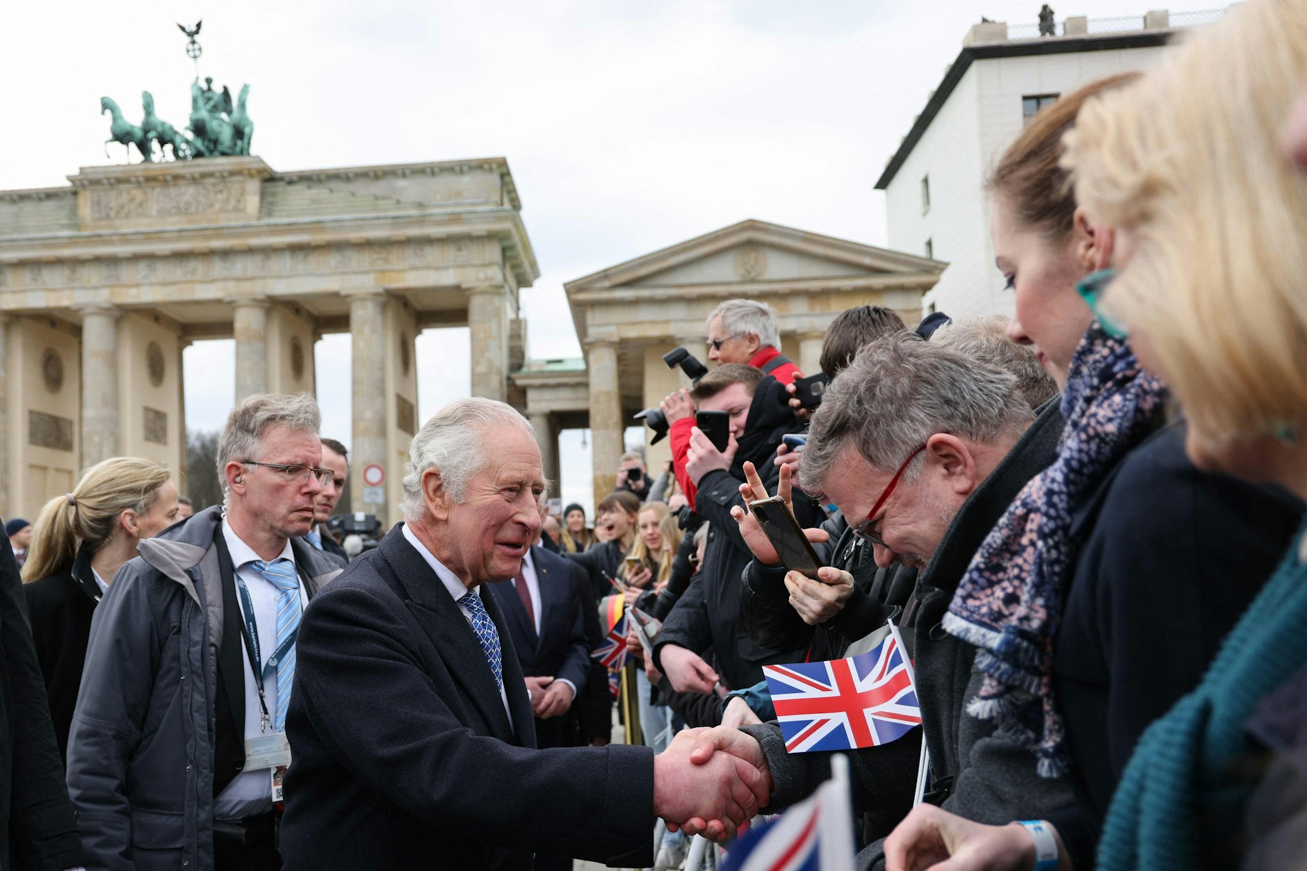 Handshake mit der Menge: Einige Berliner hatten stundenlang auf König Charles III. gewartet.