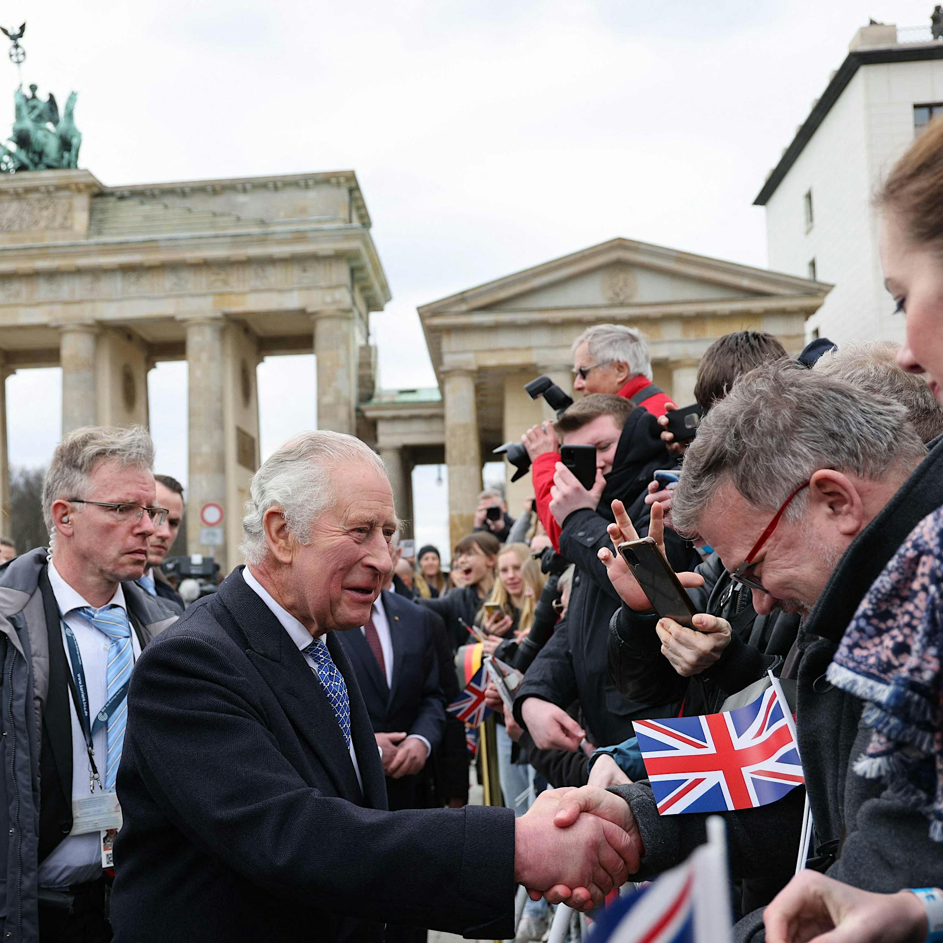 Hello und Handshake: Wie Charles und Camilla ihre Berliner Fans begrüßen