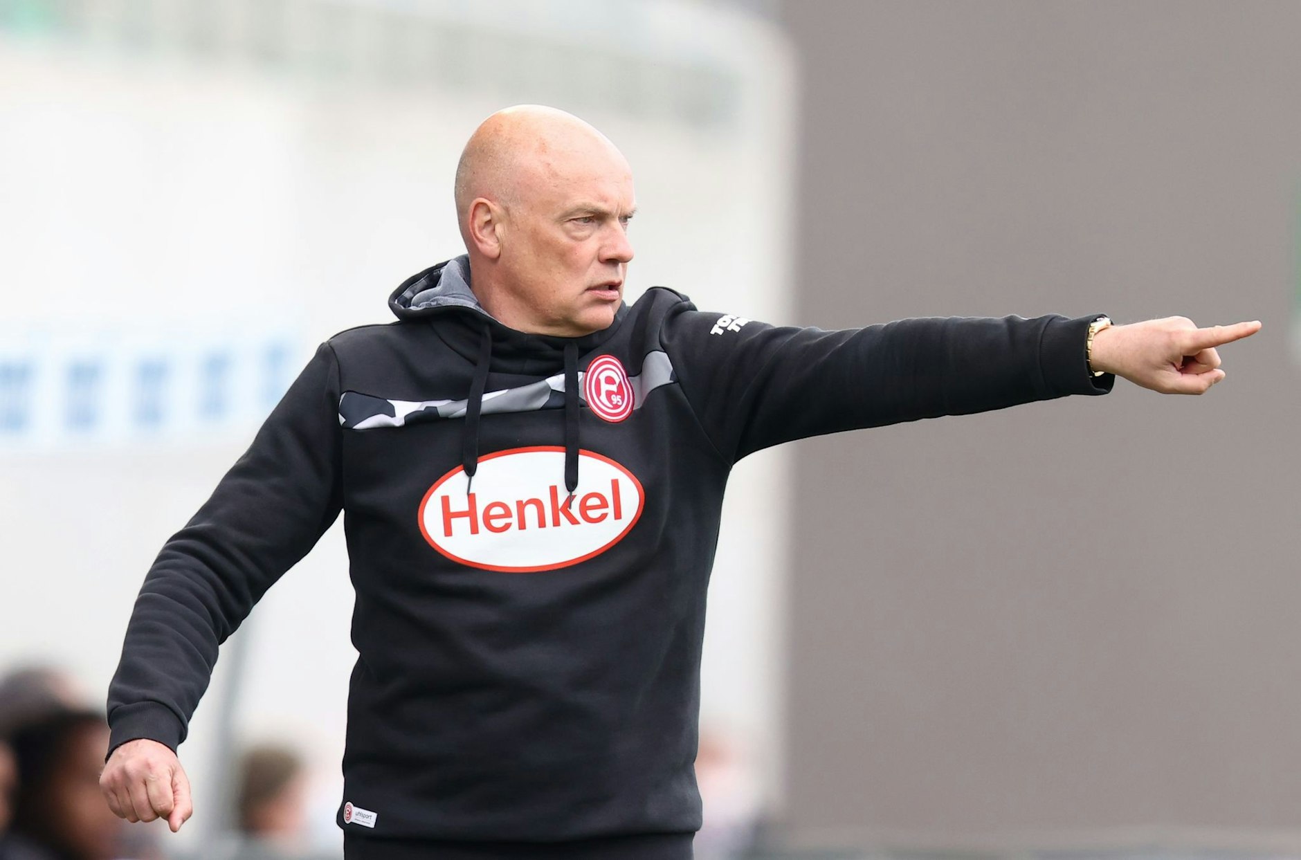 ARCHIV - Trainer Uwe Rösler zu seiner Zeit als Coach bei Fortuna Düsseldorf.  