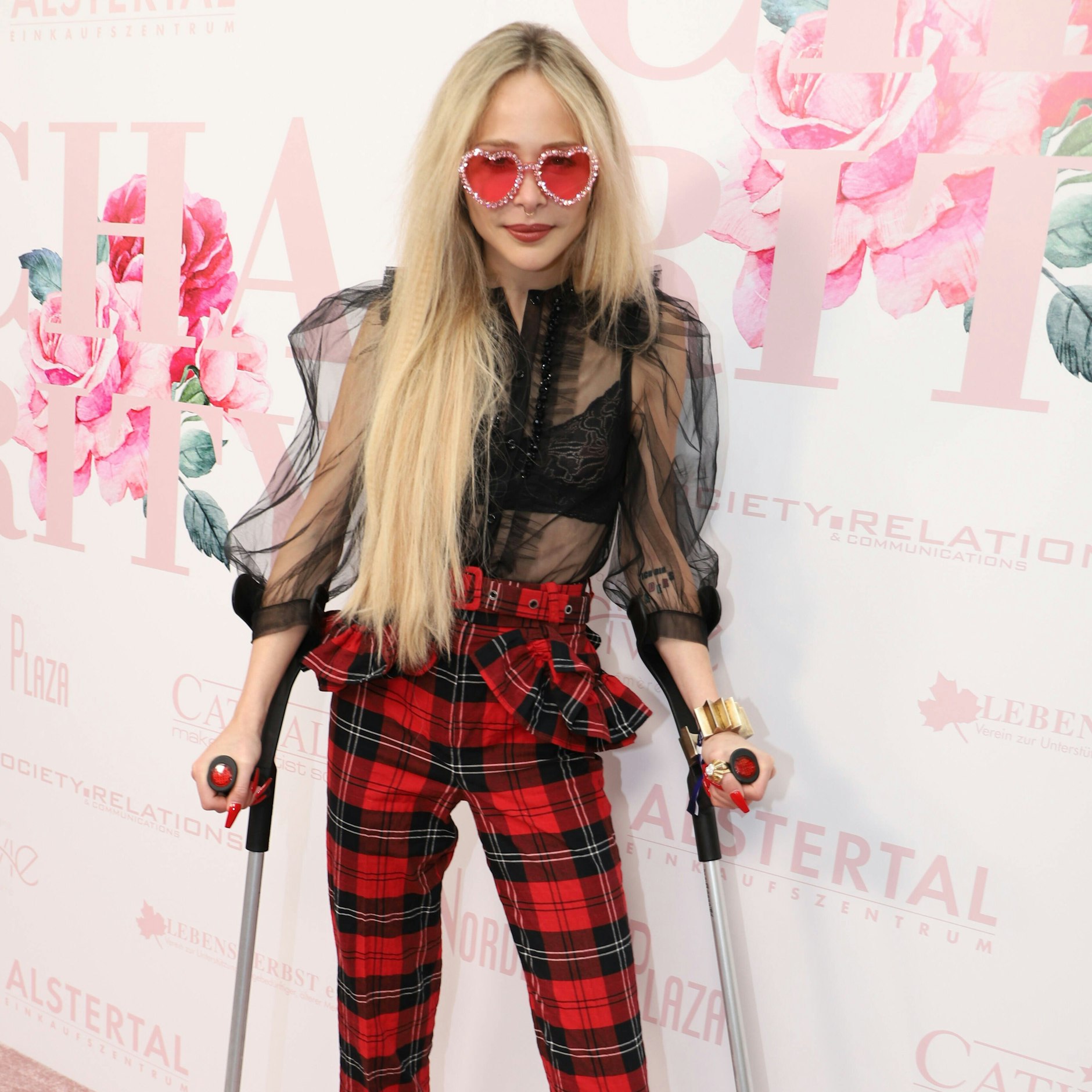 Theresia Fischer musste zu einem Event im April 2022 mit Krücken kommen.