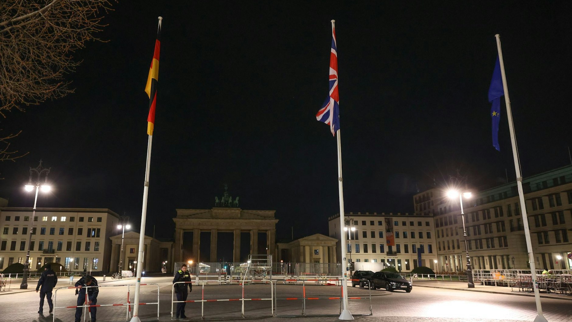 Die Polizei bereitet den Pariser Platz vor dem Brandenburger Tor für den Besuch von König Charles III. vor.&nbsp;