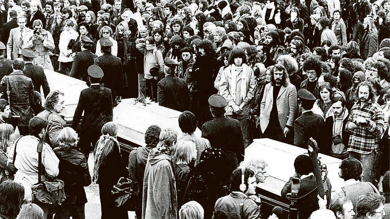 Beerdigung der Terroristen Gudrun Ensslin, Andreas Baader und Jan Carl Raspe im Oktober 1977 in Stuttgart: Die führenden Köpfe der RAF wurden nach ihrem Selbstmord im Gefängnis in Stuttgart-Stammheim in einer gemeinsamen Grabstelle beigesetzt.