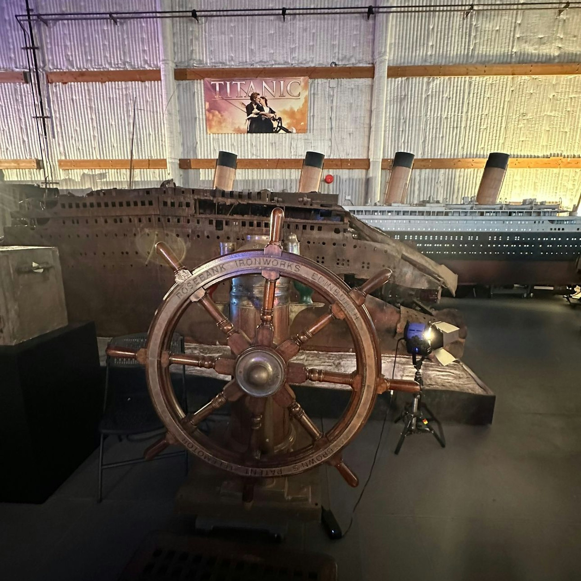 Das gut 10 Meter lange Modell der Titanic und des rostigen Wracks, inklusive Steuer