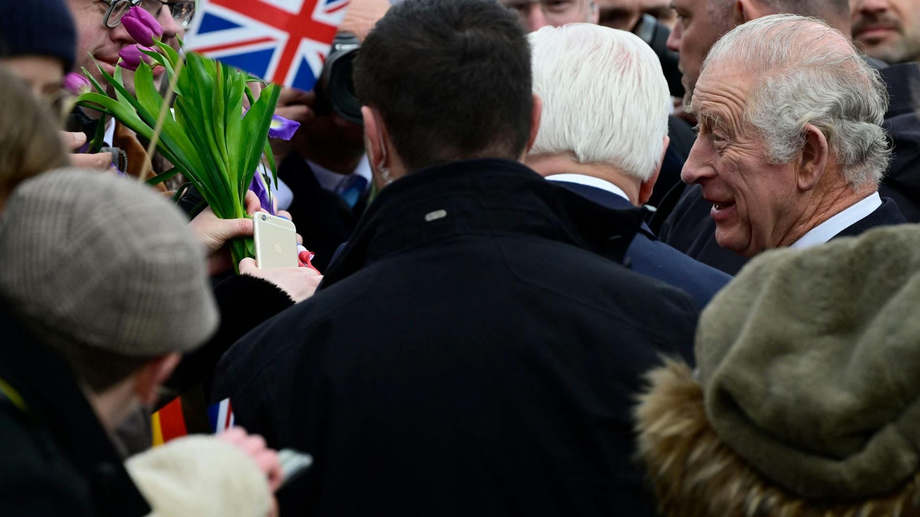 König Charles III. genießt die herzliche Begrüßung der Berliner.