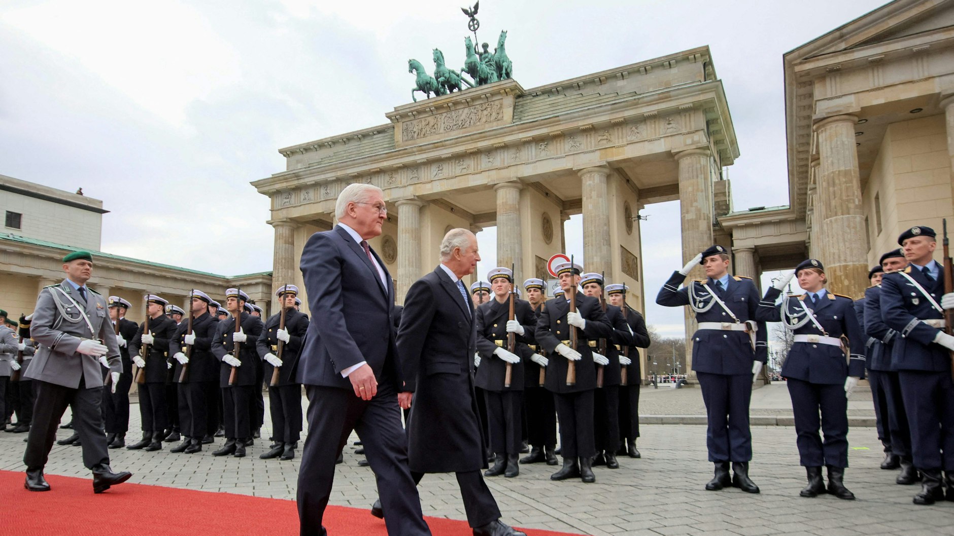 Bundespräsident Frank-Walter Steinmeier und Charles III. schreiten die Ehrenformation ab.&nbsp;