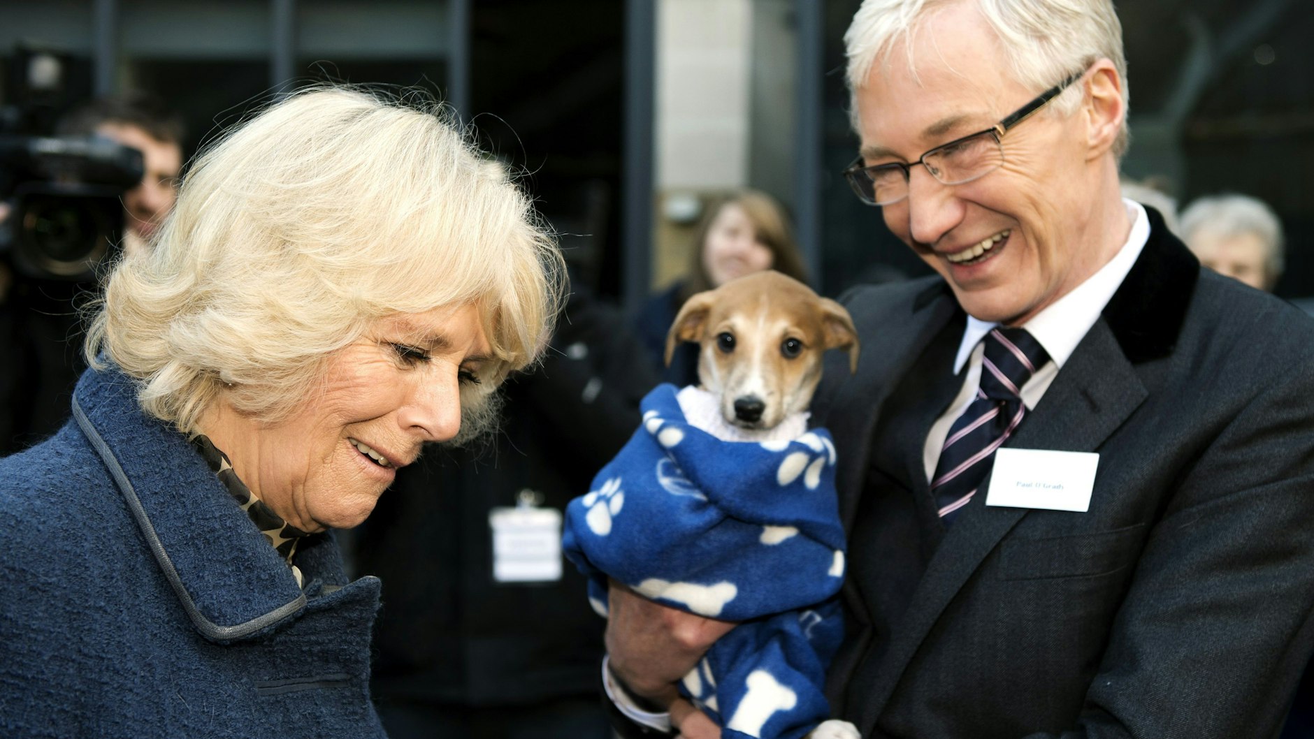 Königsgemahlin Camilla (l), damals Herzogin von Cornwall, spricht während ihres Besuchs im Battersea Dogs &amp; Cats Home mit Paul O'Grady, Moderator und ehemalige Drag-Queen aus Großbritannien. Paul O'Grady ist am Dienstag überraschend im Alter von 67 Jahren gestorben.&nbsp;