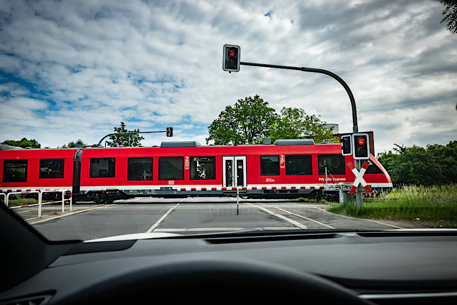 Unterwegs in die Prignitz: Heute fährt der Regionalexpress RE6 noch mit Dieselkraft von Berlin nach Velten, Neuruppin und Wittenberge. Doch die Strecke soll ausgebaut und elektrifiziert werden.
