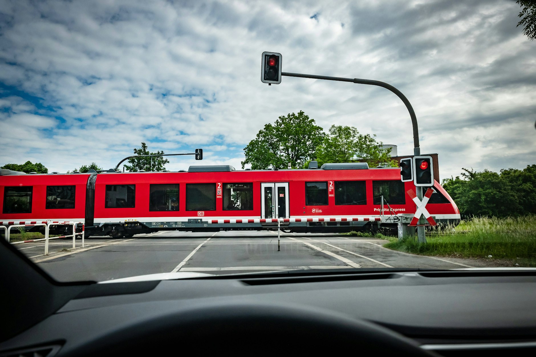 Unterwegs in die Prignitz: Heute fährt der Regionalexpress RE6 noch mit Dieselkraft von Berlin nach Velten, Neuruppin und Wittenberge. Doch die Strecke soll ausgebaut und elektrifiziert werden.