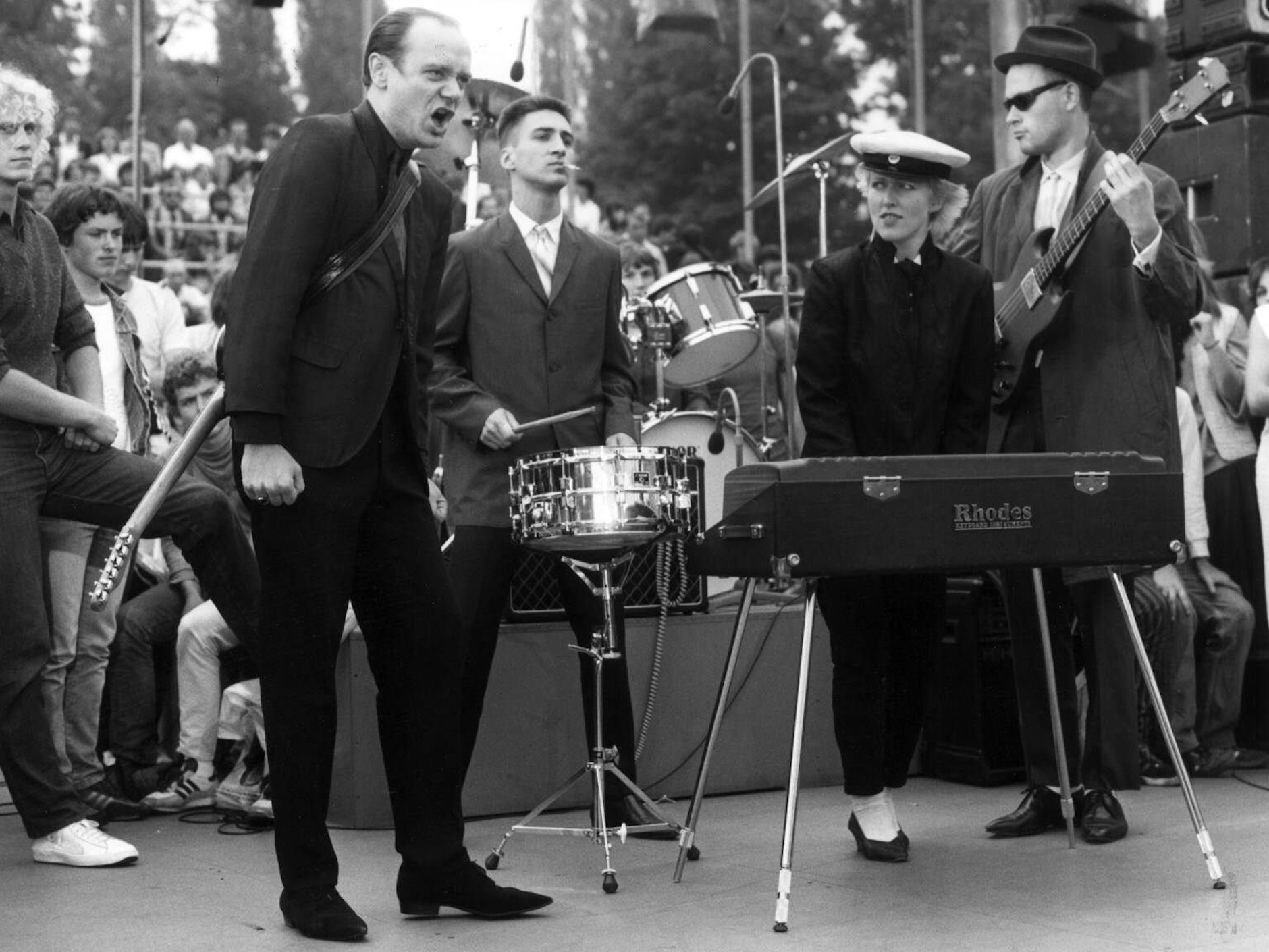 Auftritt von Ideal 1981: „Eff Jott“ Krüger singt, Annette Humpe staunt, Schlagzeuger Hans Behrendt und Bassist Ernst Ulrich Deuker scheint’s total egal.