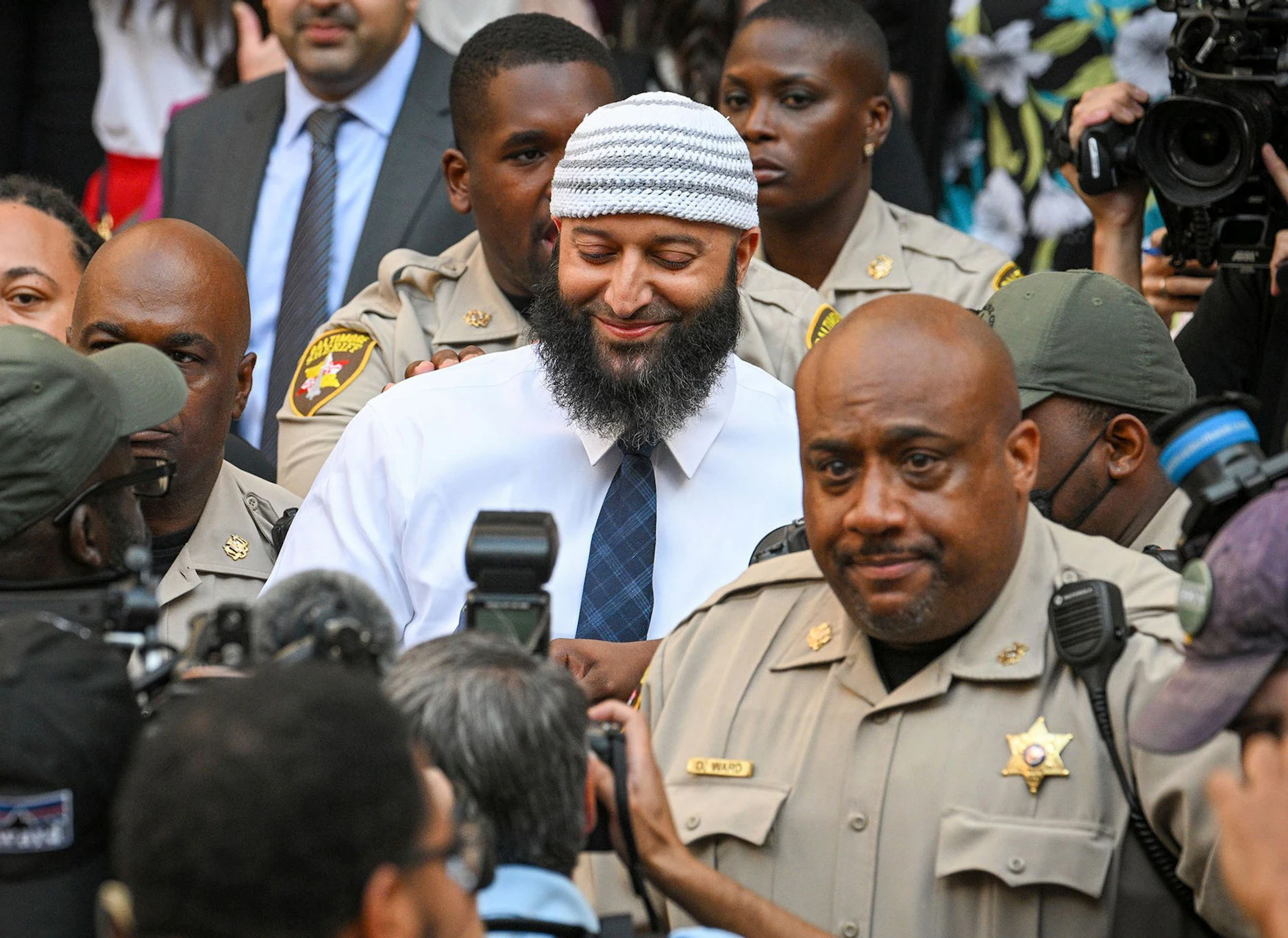 ARCHIV - War 1999 als Teenager nach der Ermordung seiner Ex-Freundin festgenommen und zu lebenslanger Haft verurteilt worden: Adnan Syed (M.).  AP/dpa