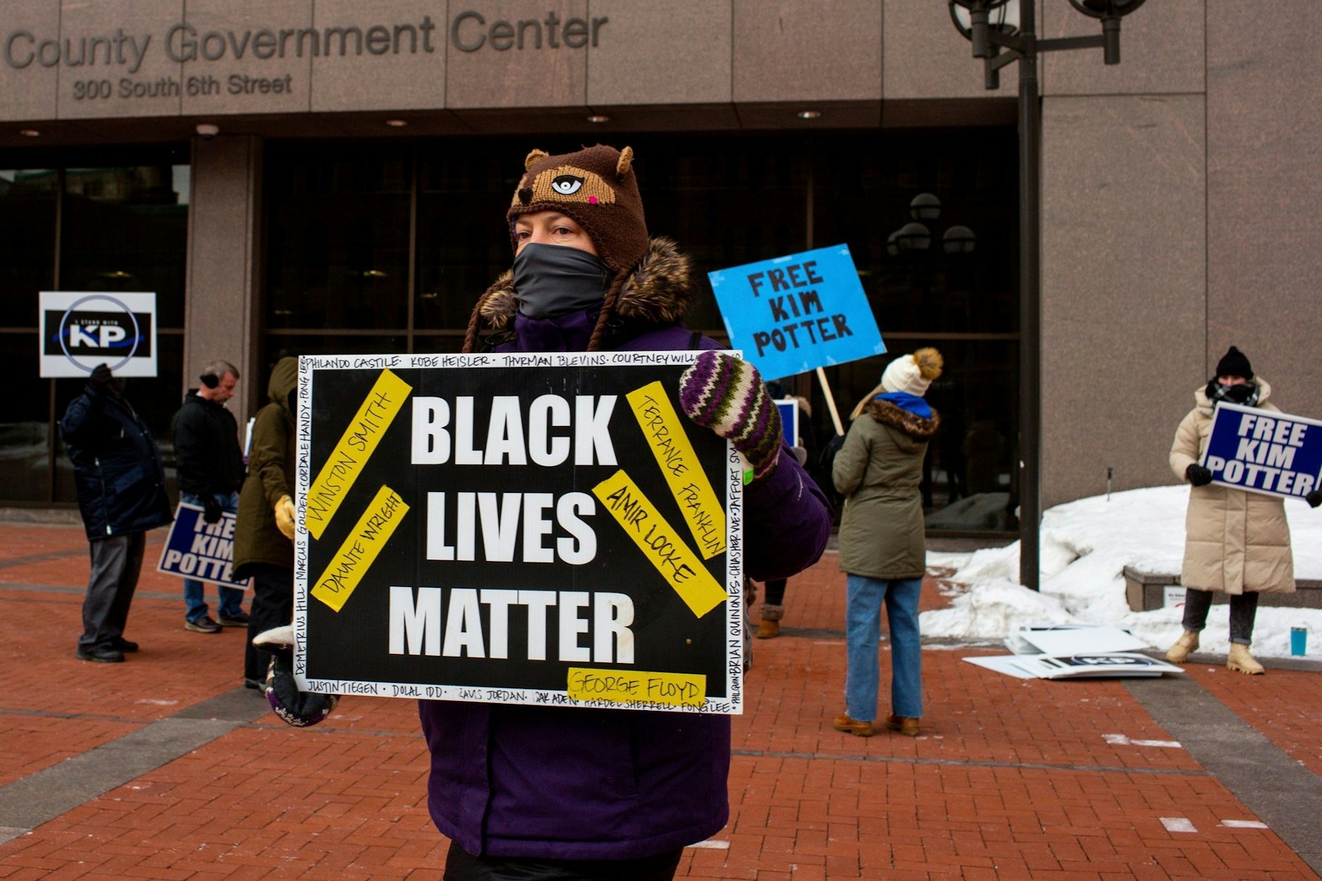 ARCHIV - Ein Demonstrant mit einem «Black Lives Matter»-Schild in Minneapolis.  