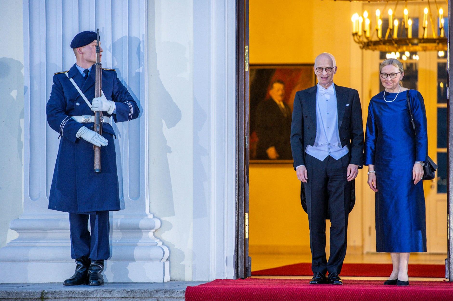 Peter Tschentscher, erster Bürgermeister von Hamburg, und seine Frau Eva-Maria Tschentscher posierten draußen noch für die Fotografen.