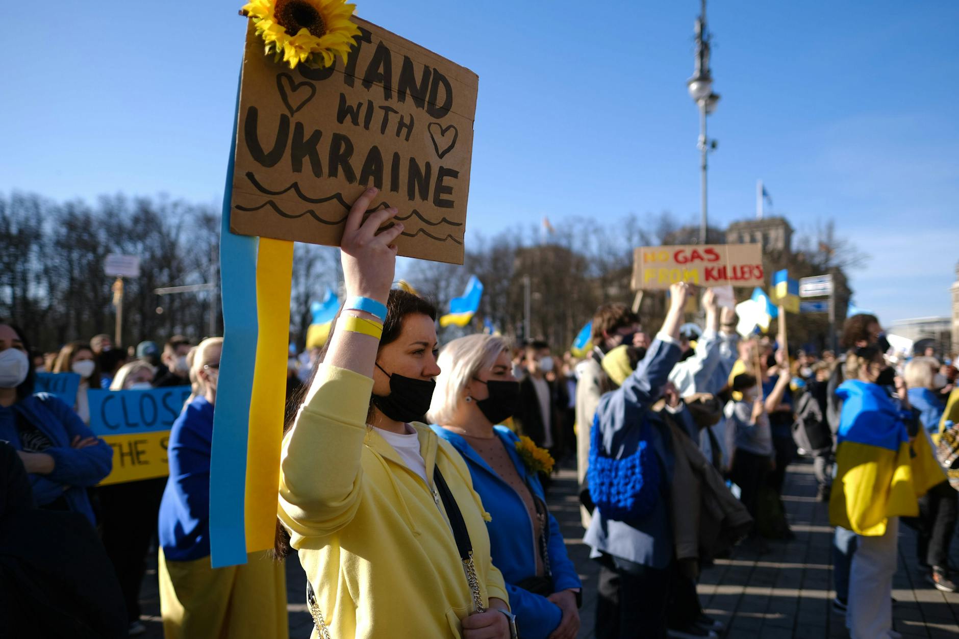 Solidaritätsdemo für die Ukraine vor dem Brandenburger Tor.