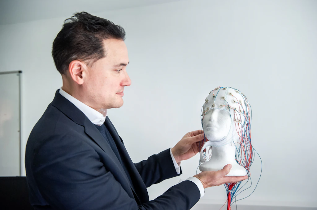 Korrektur der Hirnströme: Wie Neurotechnologie gegen Depression und ADHS hilft