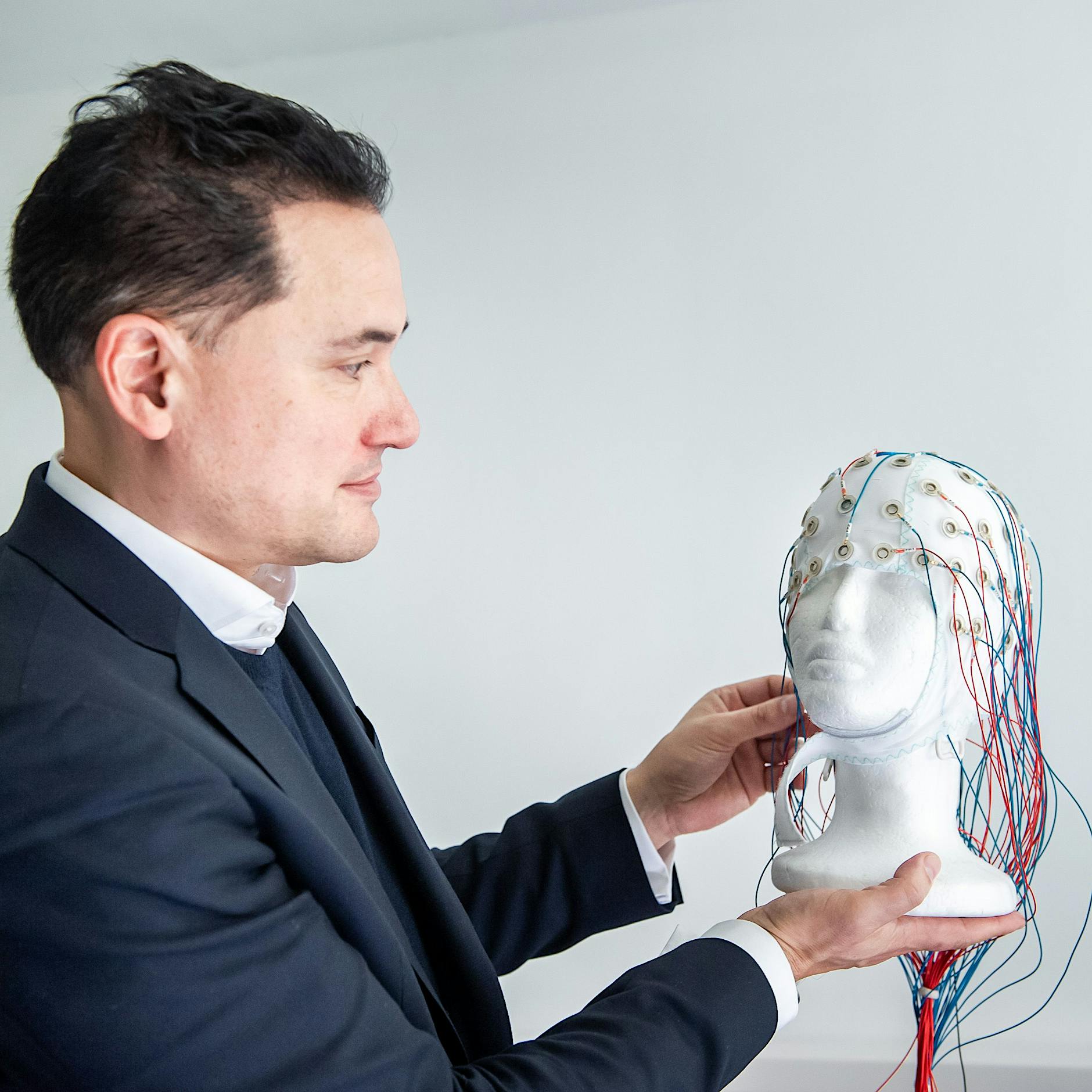 Korrektur der Hirnströme: Wie Neurotechnologie gegen Depression und ADHS hilft