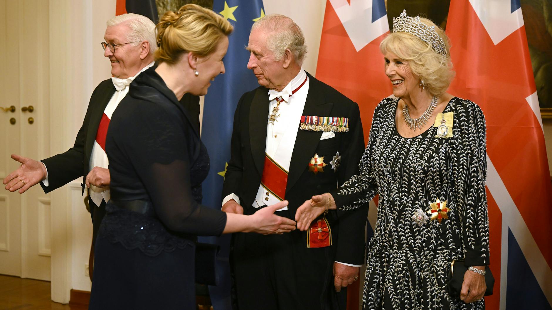 Die Regierende Bürgermeisterin von Berlin, Franziska Giffey, kam zum Staatsbankett in einer marineblauen Robe.