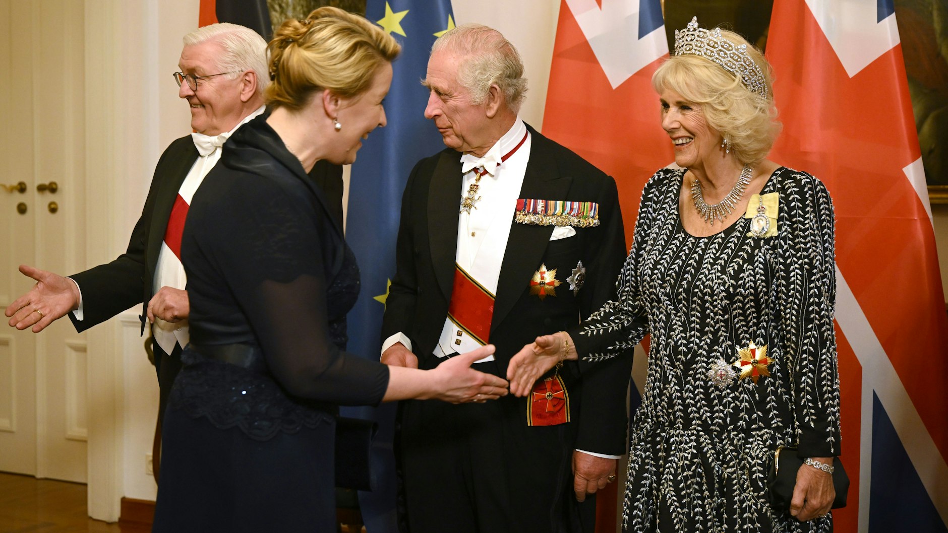 Die Regierende Bürgermeisterin von Berlin, Franziska Giffey, kam zum Staatsbankett in einer marineblauen Robe.